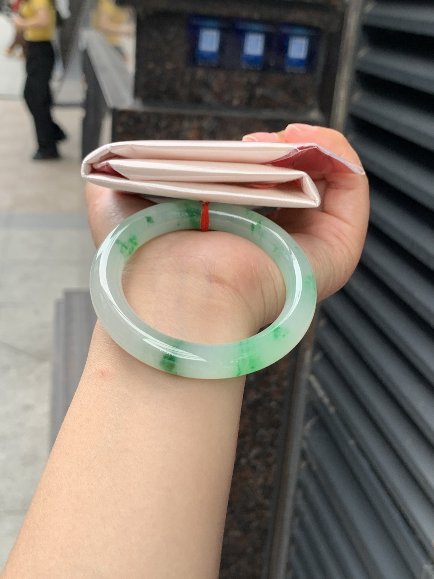 冰种阳绿圆镯，51/9.6/9.3，0506-N641，打灯纹裂，不扣，底妆水润，满圈阳绿花点缀，简约却充满灵气，清新如芽，宛若自然的画卷凝结于腕间，静中带动，韵味悠长