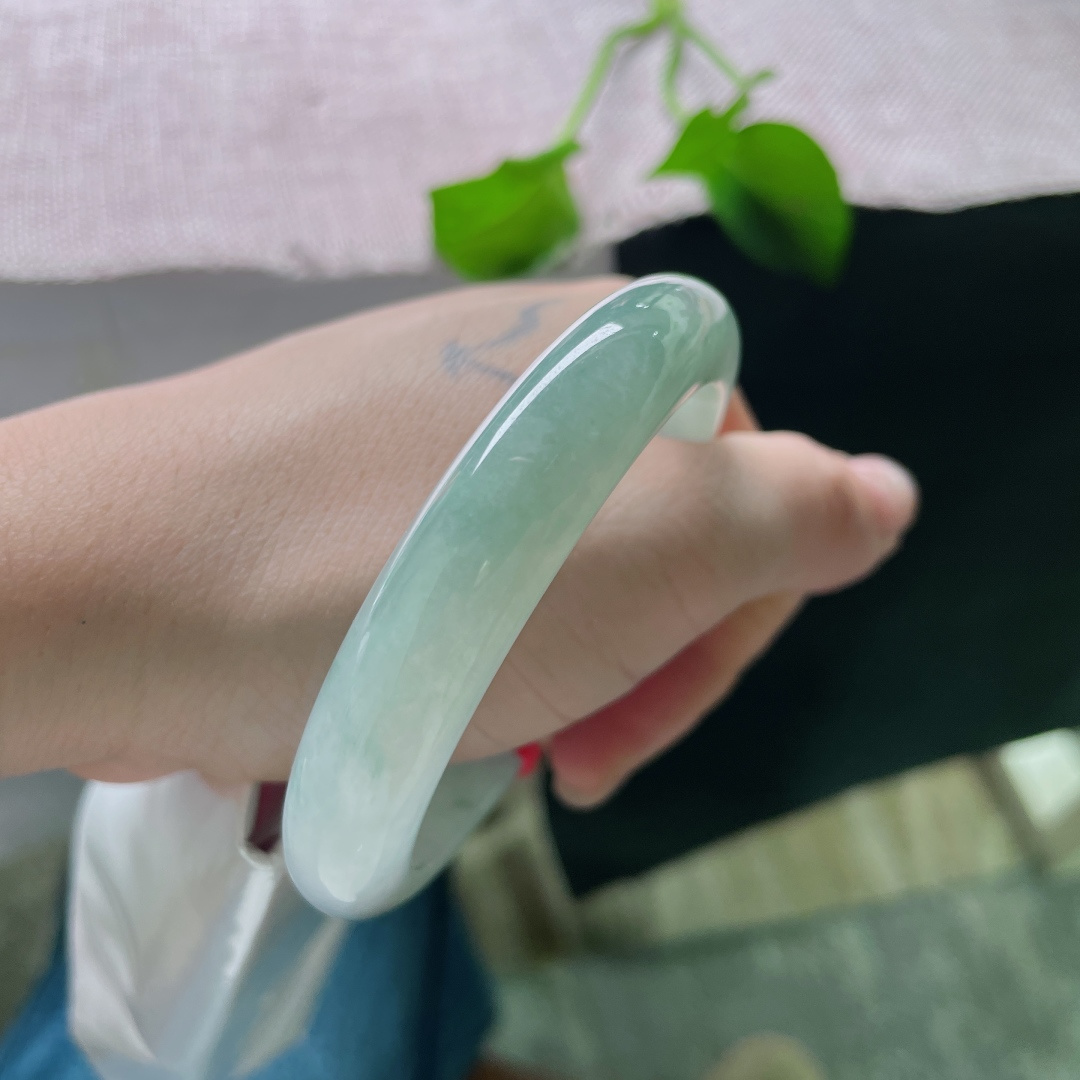 56.2/11.7/8.1，浅绿底正圈，浅青入镯，春风入怀，低调又治愈的春日质感。无裂，ss50503a