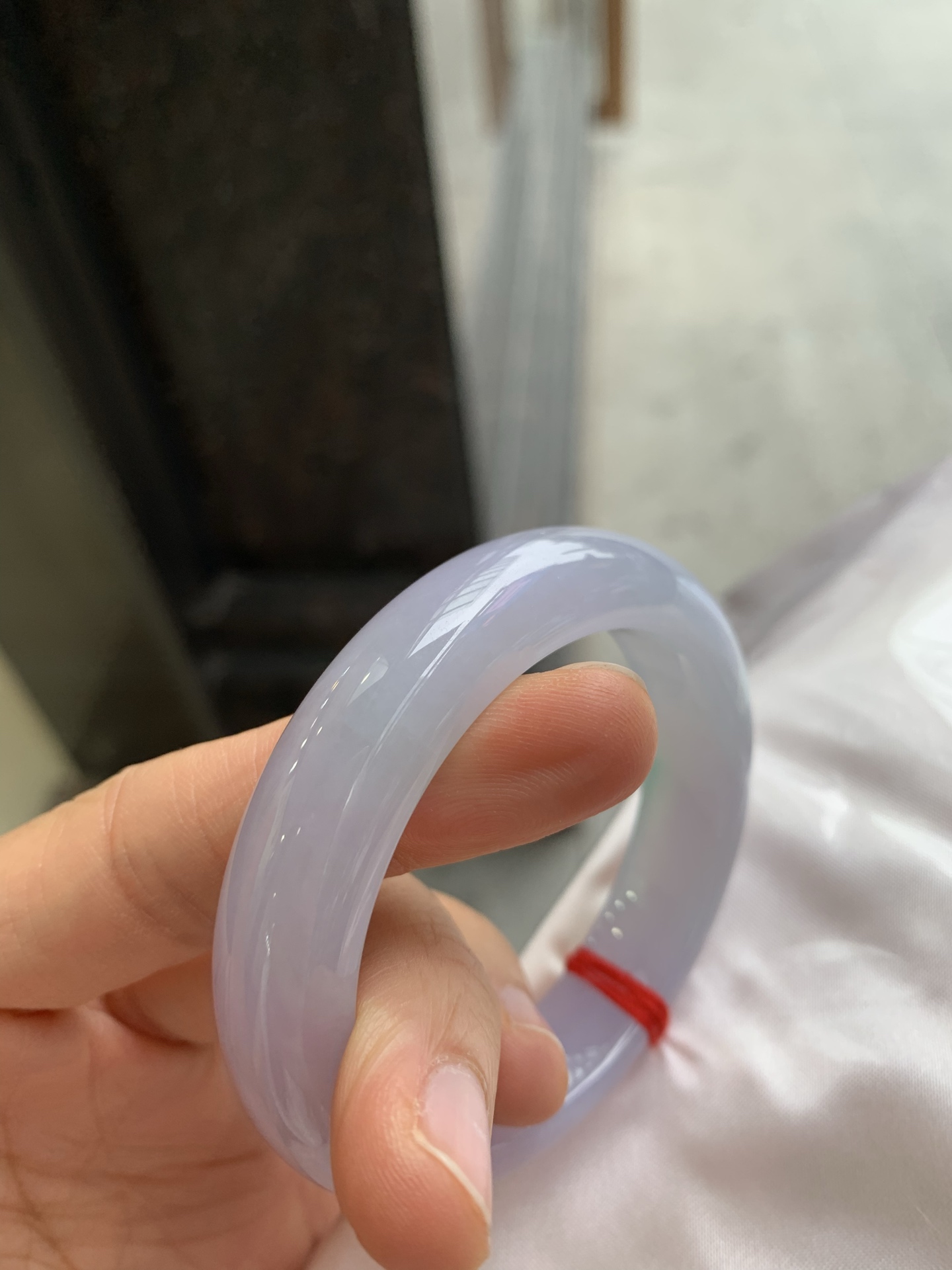 正圈冰种飘绿，有纹，尺寸51.7/12.7/8.8，小圈口