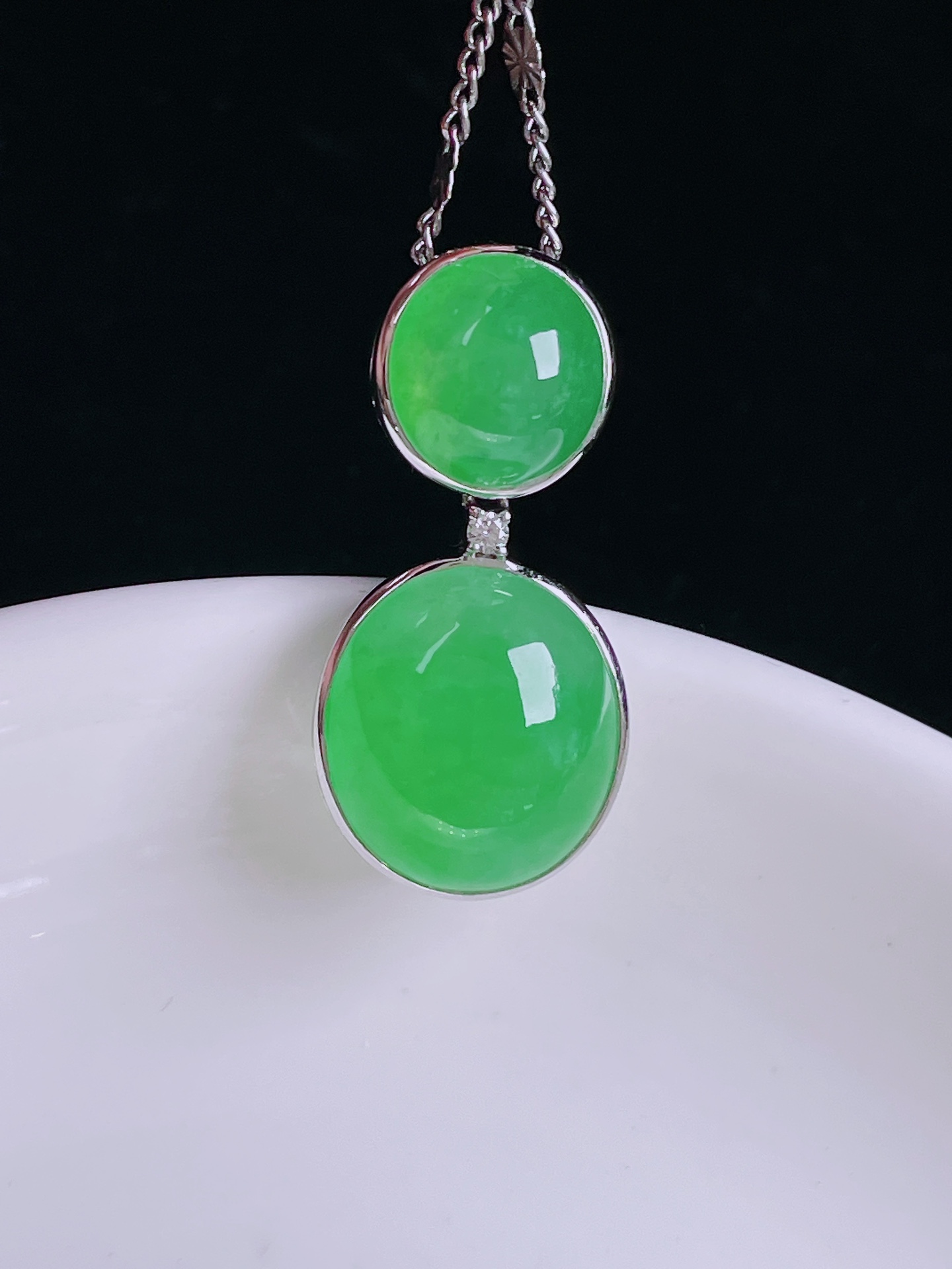 ️冰绿鸽子蛋，老种起光，细底通透，尺寸：28/13.6/7.5mm，0506