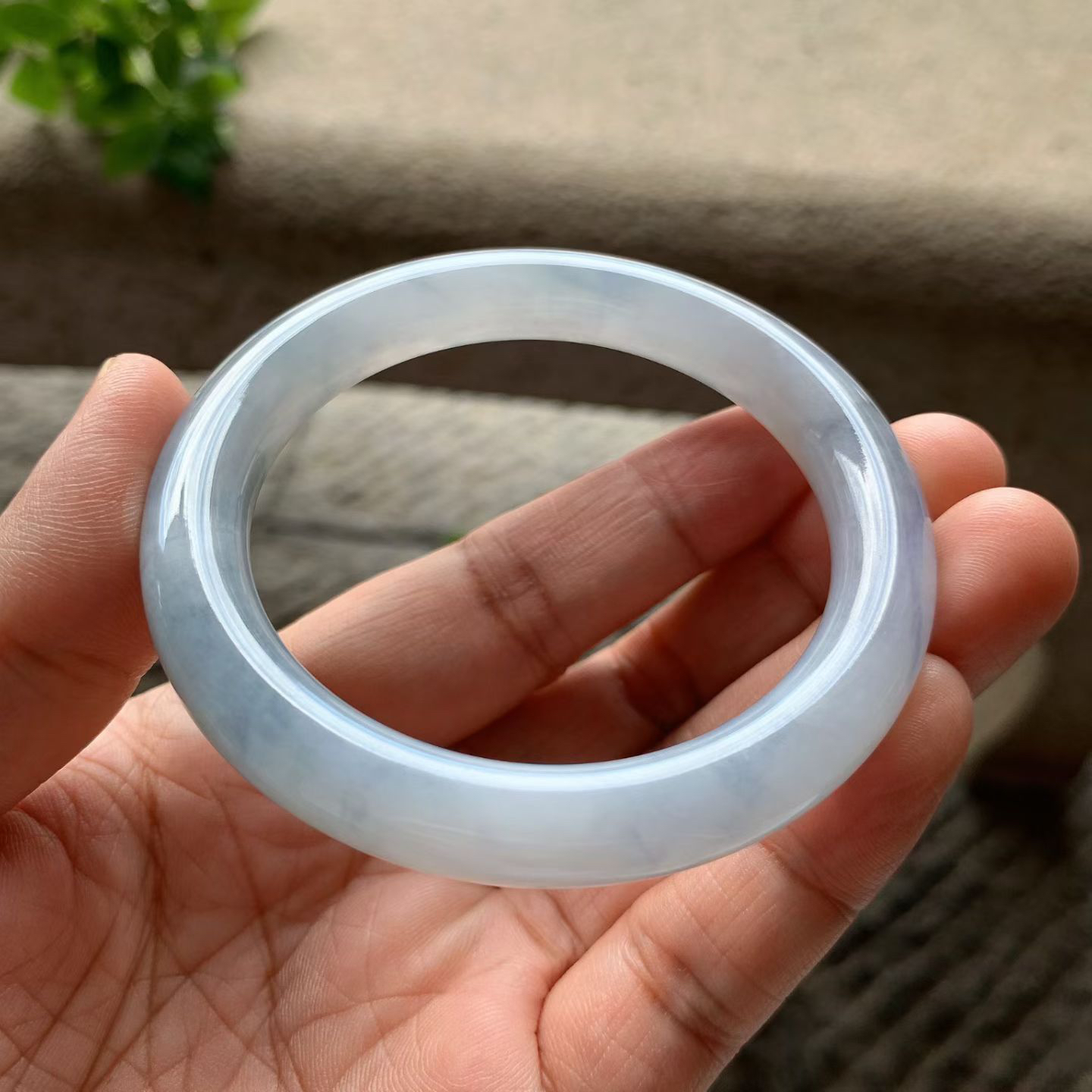 紫罗兰圆条手镯尺寸55.5*10*10 种质细腻，底子干净清爽，温润柔和，整体呈现淡蓝紫交融的清透感，光线变化下会呈现出微妙的色彩层次，时而偏冰白，时而显紫调，自带朦胧柔美的氛围感！