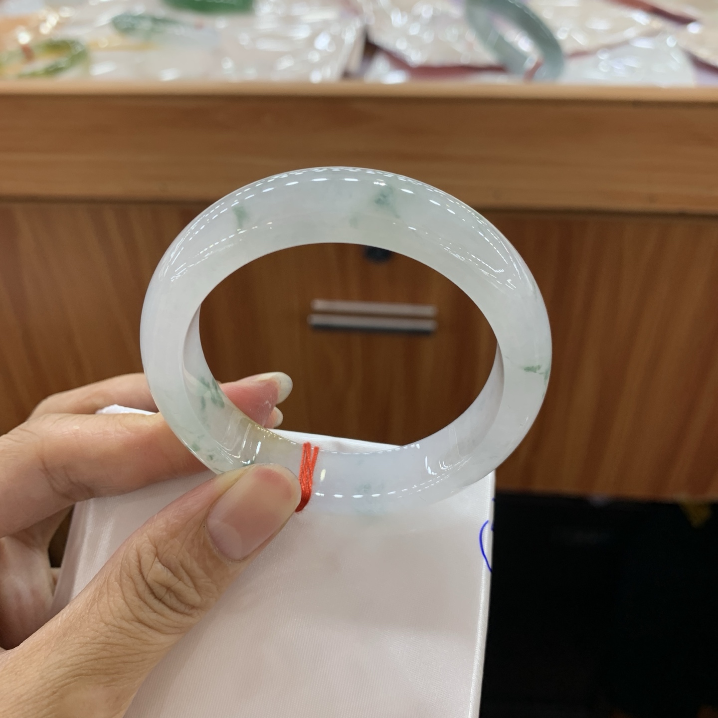 050636LJ，冰黄翡飘花正圈翡翠手镯，51.6/13.5/8.2
