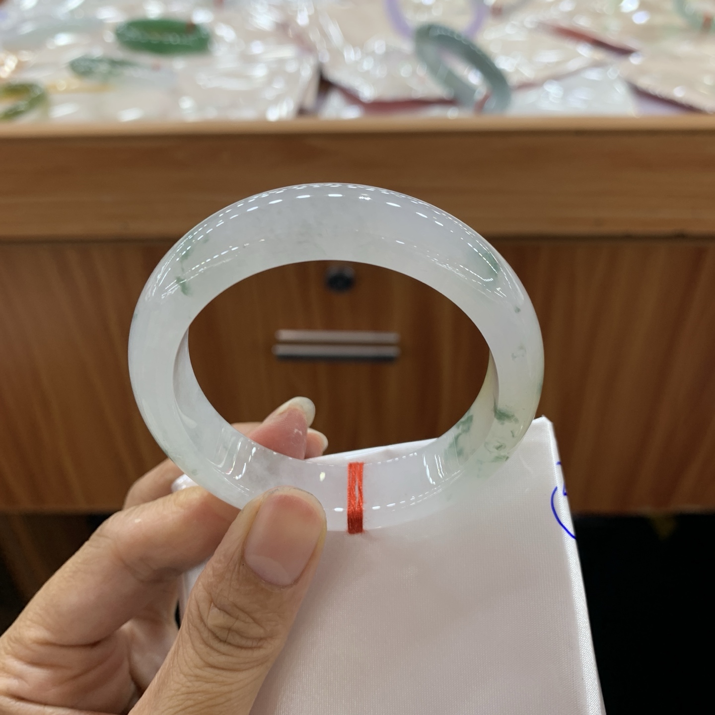 050636LJ，冰黄翡飘花正圈翡翠手镯，51.6/13.5/8.2