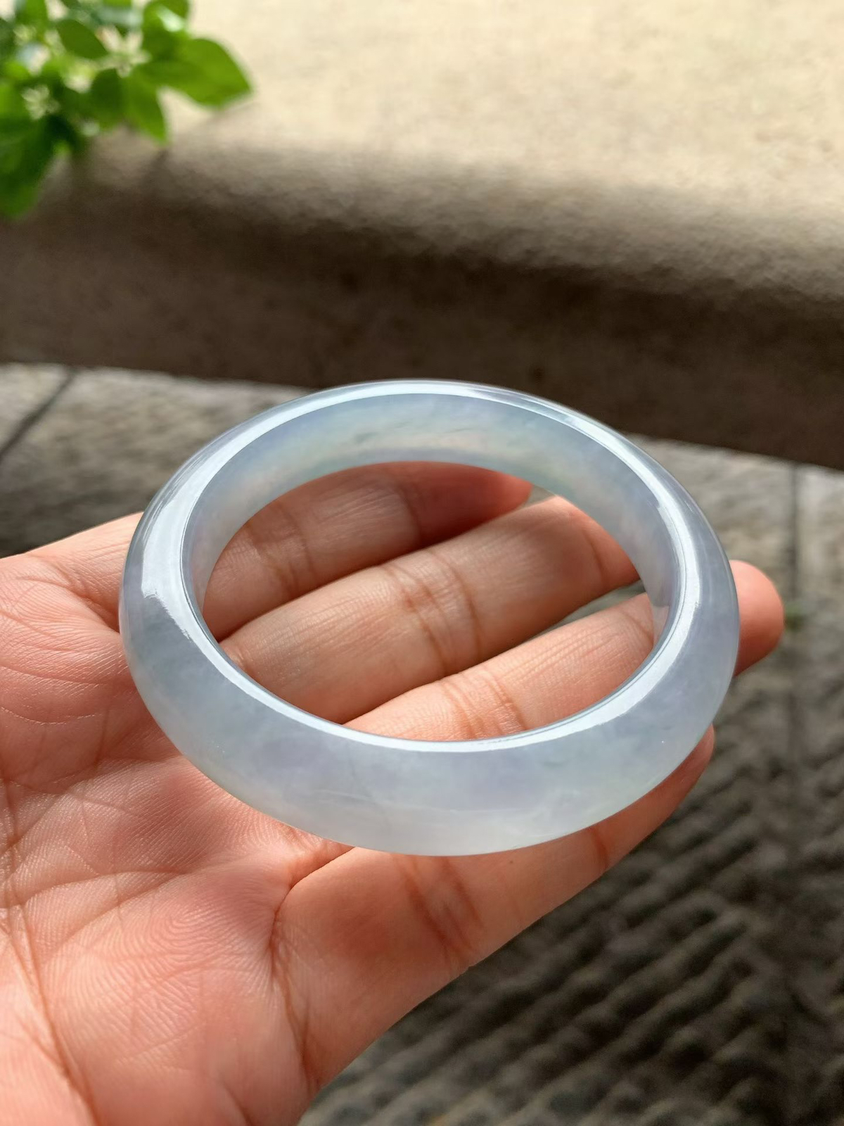 冰紫飘花正圈手镯尺寸54*11.5*8.5 老种通透，冰凝水足，胶感十足，底色柔和清冷，微花灵动飘逸，上手端庄大气！