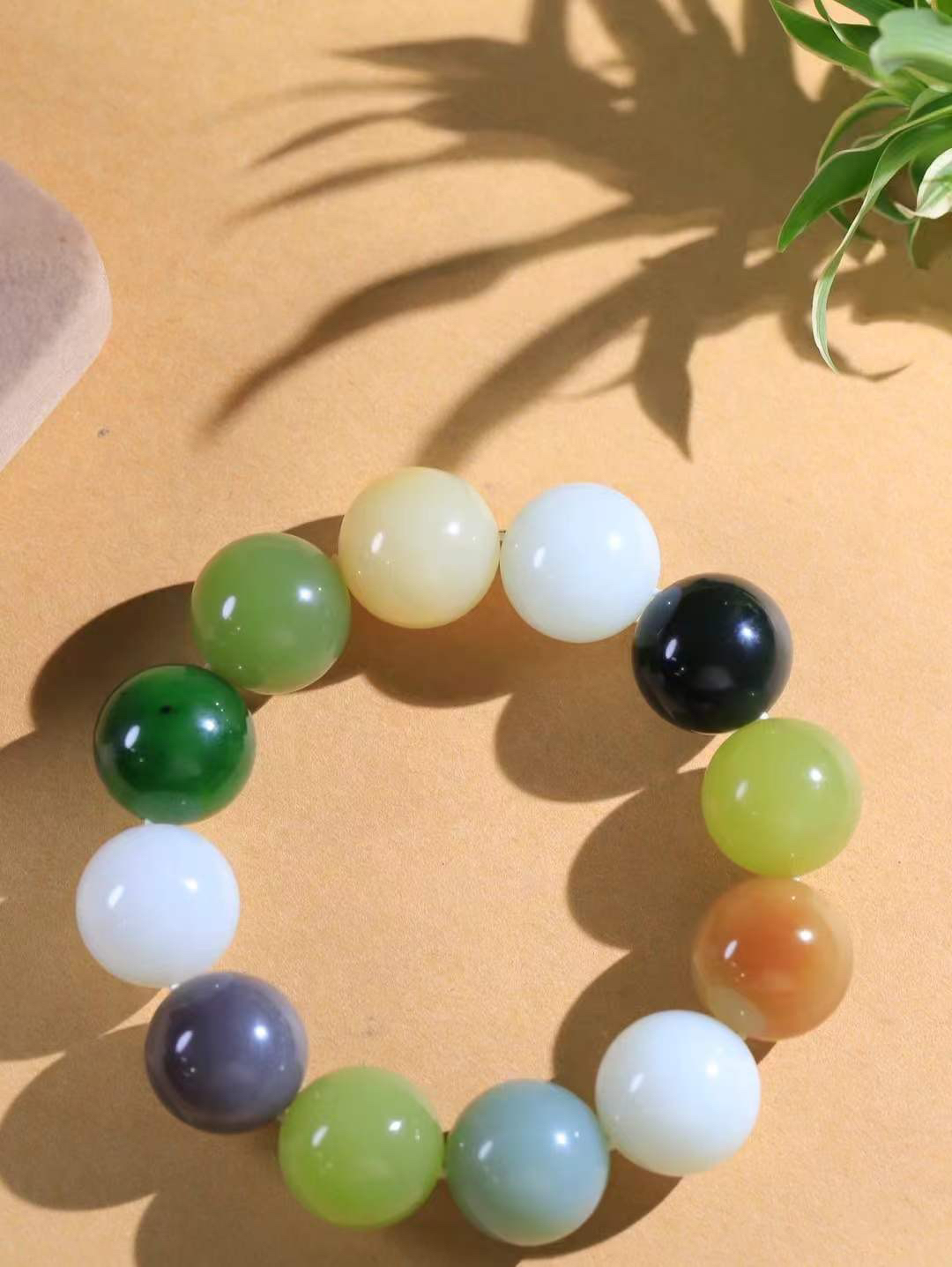 【多宝手串】

精选和田玉多宝手串，每一颗玉石都凝聚自然的灵气与岁月的沉淀，寓意福禄寿喜，守护您的平安与幸福。佩戴它，感受千年玉文化的温润与优雅。重149克  尺寸取一20mm  5650739A