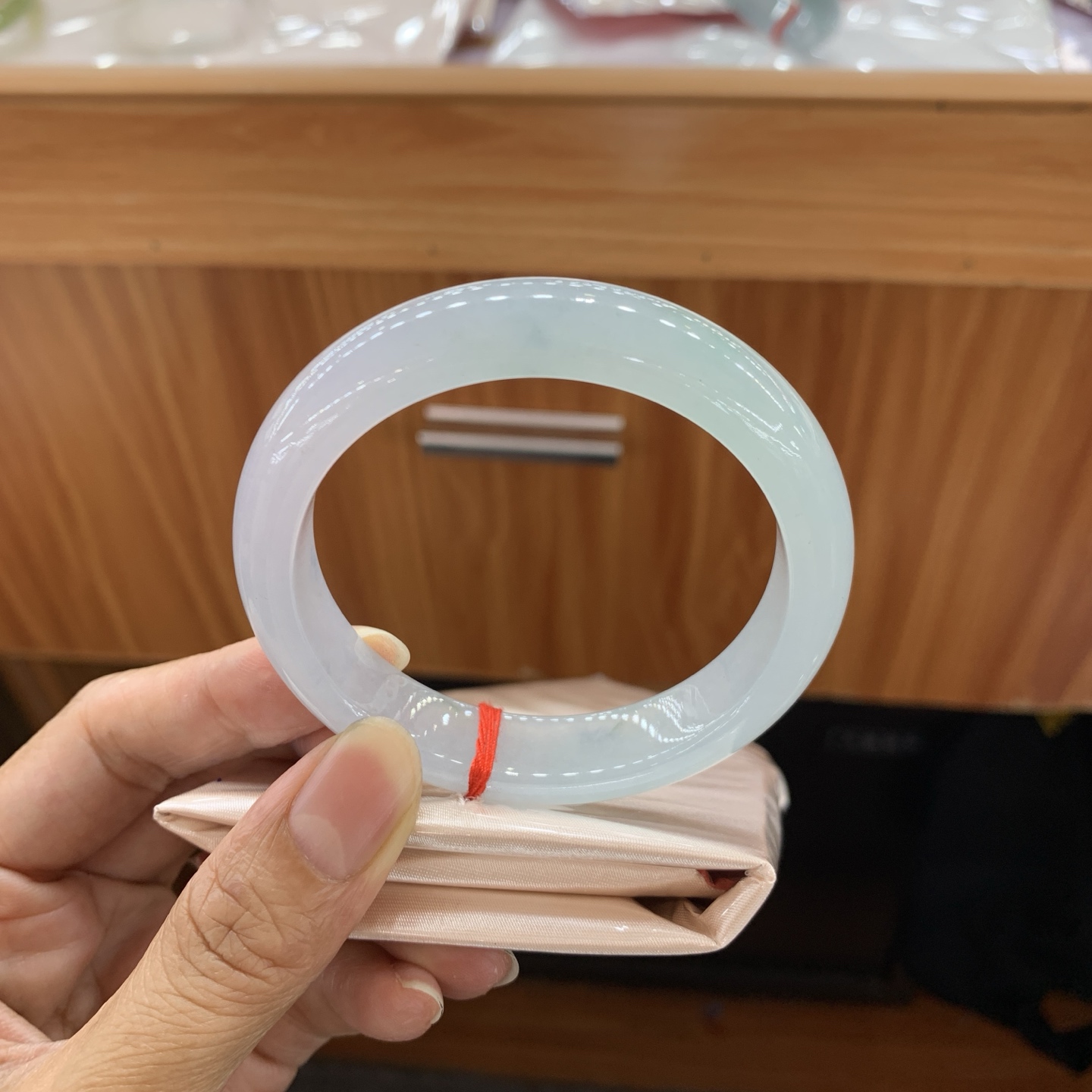 050625MMJ，冰绿底正圈翡翠手镯，55.2-12.4-8
