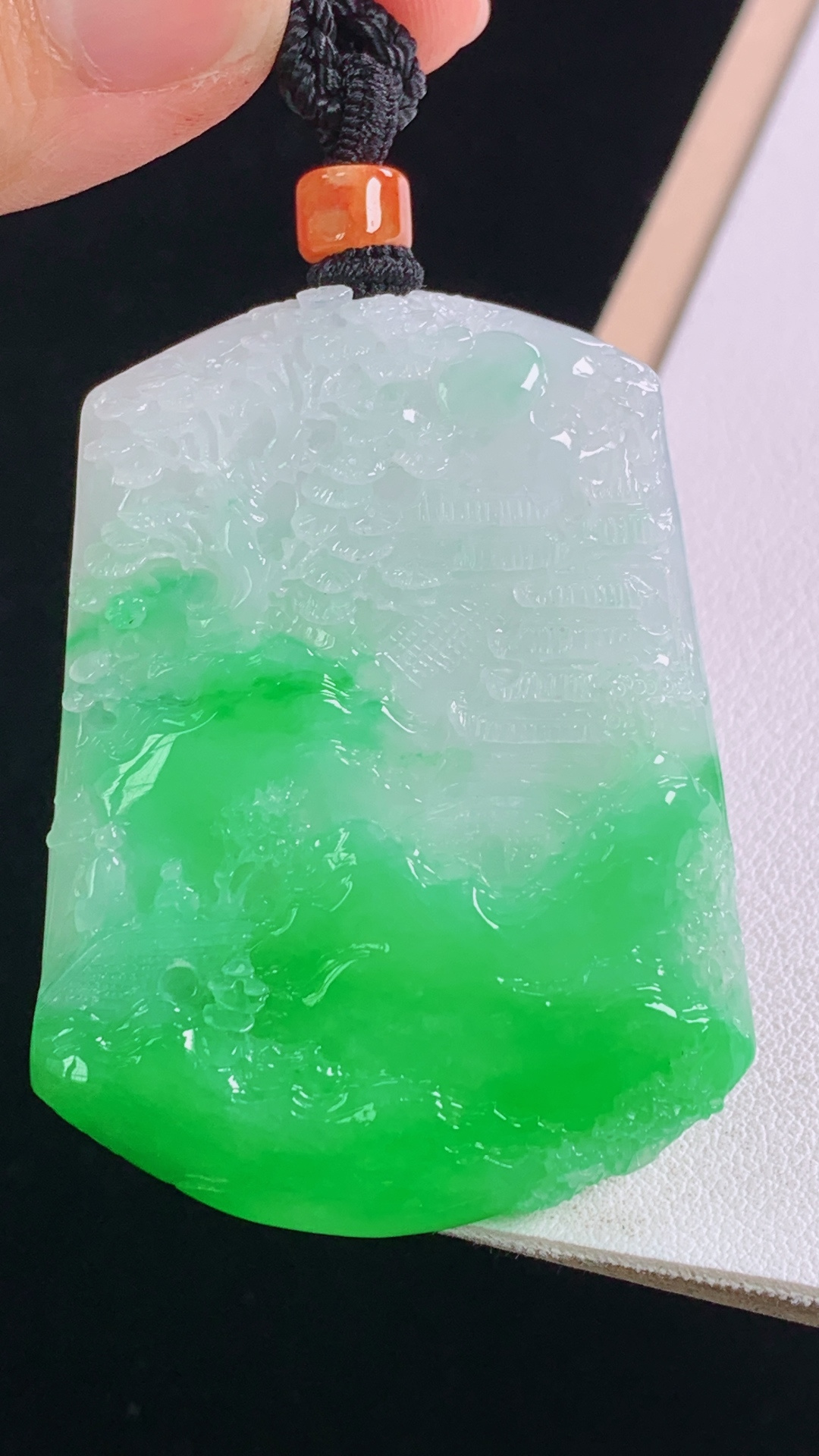 ️阳绿山水牌，色辣色艳，雕工精湛，无裂，尺寸:55.9/49.6/6.0mm，编号4