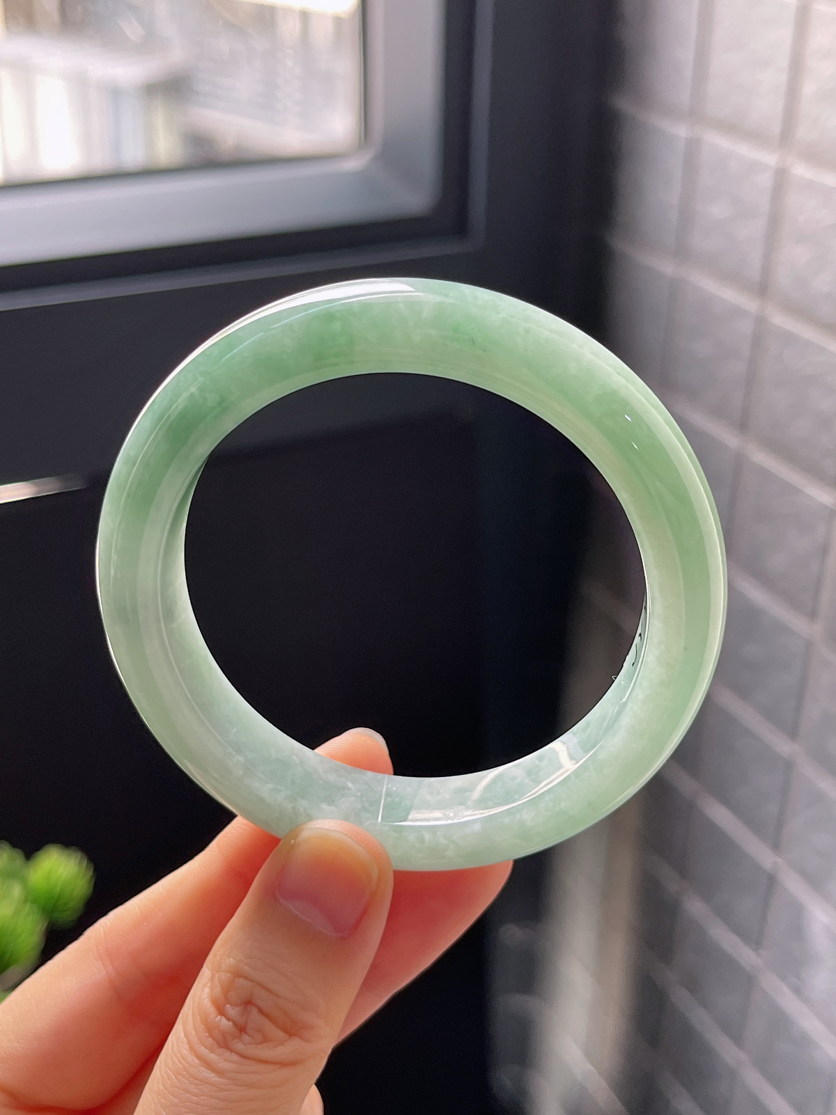 正圈54.2圈口，翡翠糯化种淡绿色手镯