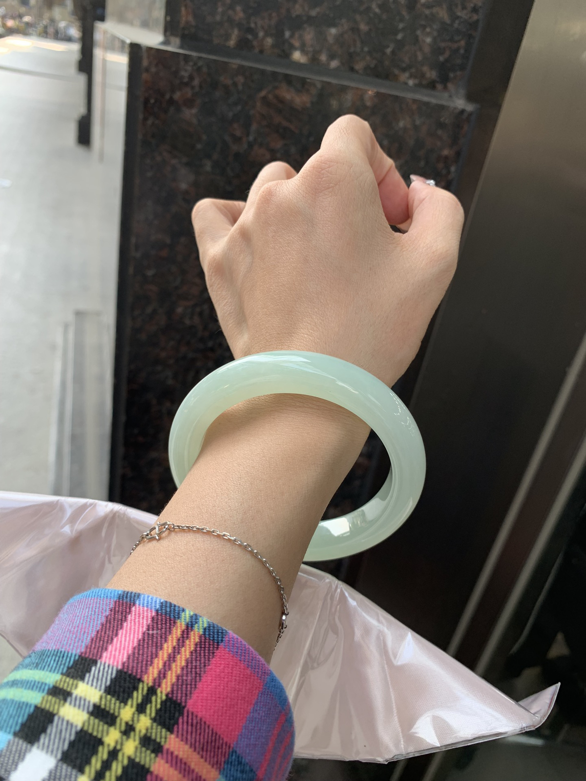 葡萄肉正圈，无暇。底妆冰润细腻，满圈葡萄肉甜美清新，鲜嫩多汁，水头好到快要溢出来