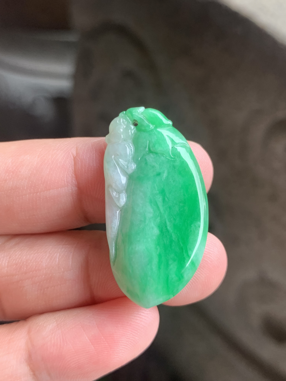 满绿福瓜吊坠尺寸35*18*4.5 种质细腻，釉洁水润，整体为浓郁的阳绿色，色泽鲜亮阳艳，绿得均匀