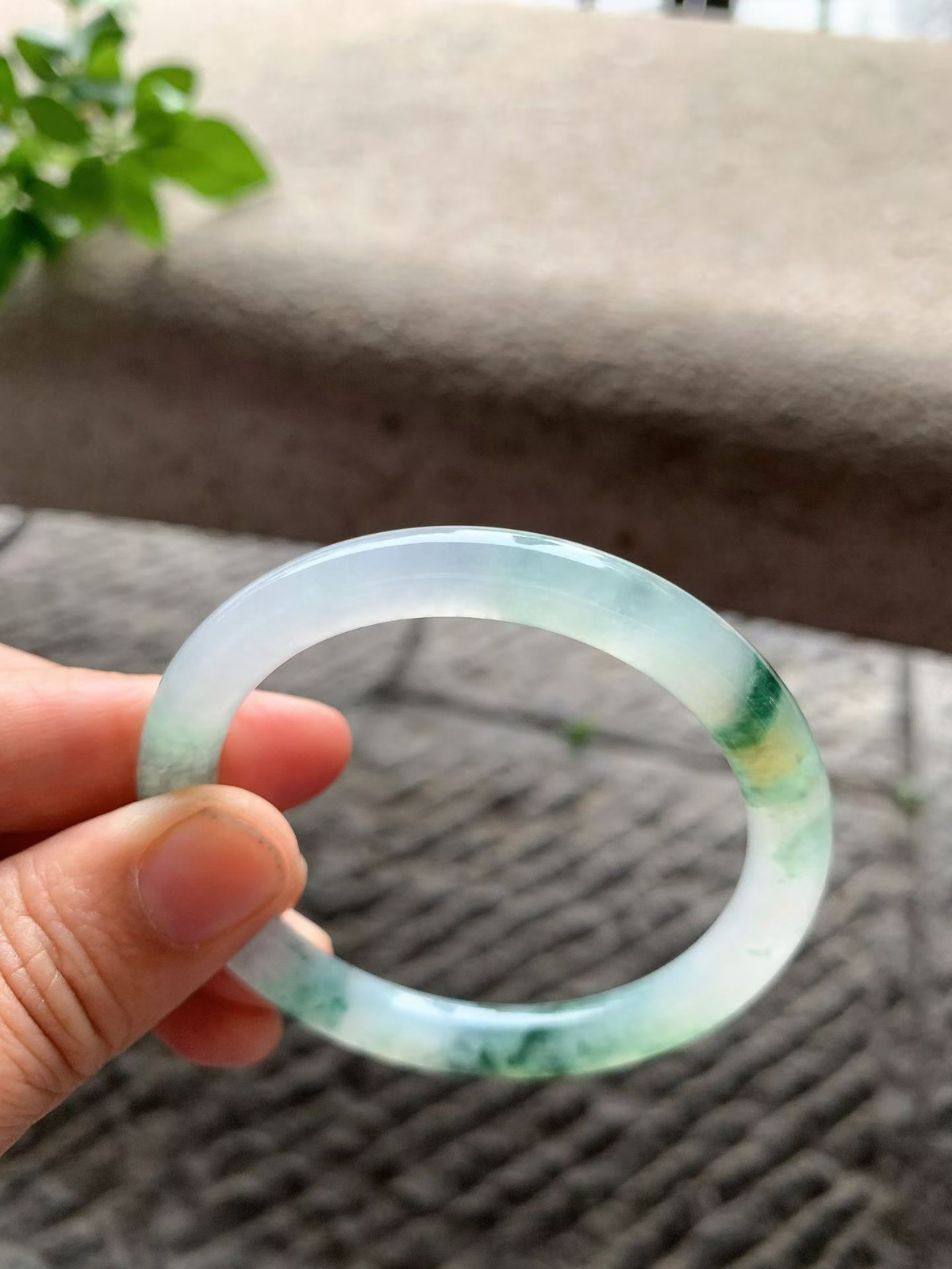 飘绿花圆条手镯尺寸53*7.5*7.8 老种通透，纯净细腻，水润光泽，绿花灵动飘逸，局部飘微黄翡，