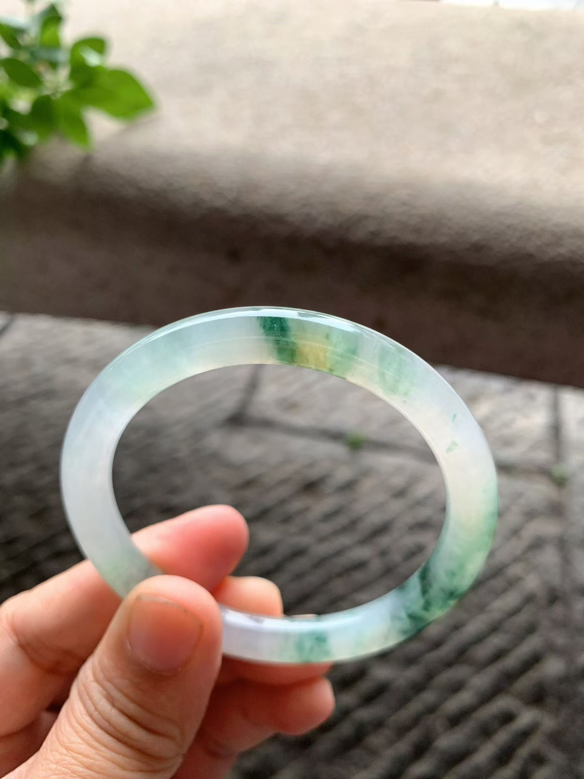 飘绿花圆条手镯尺寸53*7.5*7.8 老种通透，纯净细腻，水润光泽，绿花灵动飘逸，局部飘微黄翡，