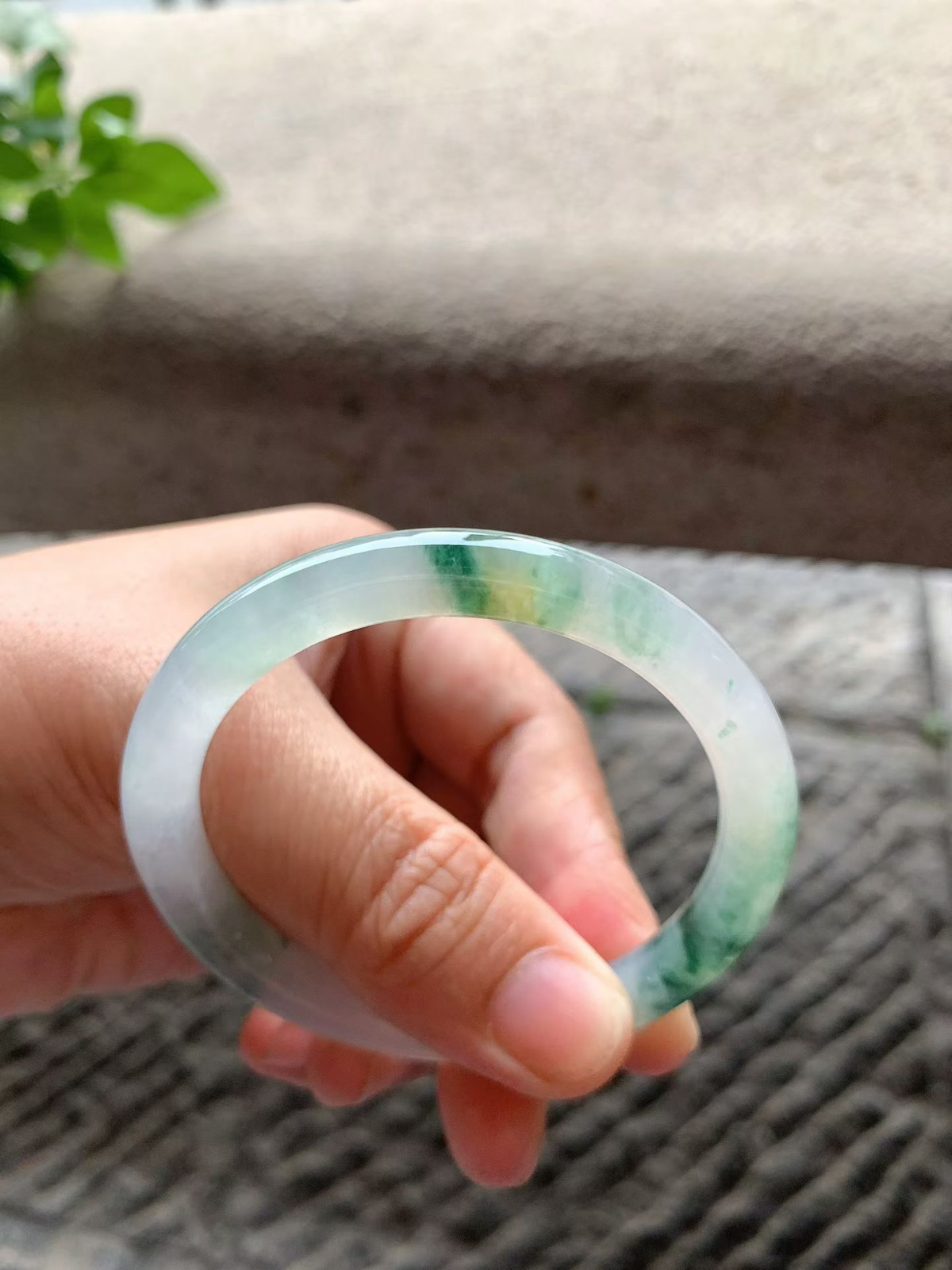 飘绿花圆条手镯尺寸53*7.5*7.8 老种通透，纯净细腻，水润光泽，绿花灵动飘逸，局部飘微黄翡，上手轻盈秀气！