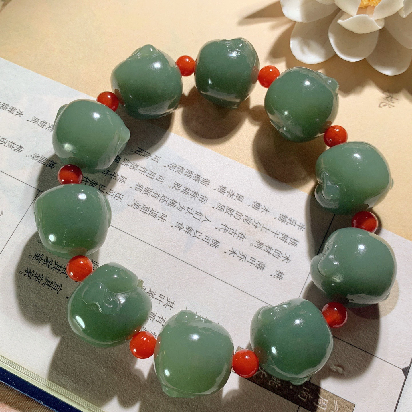 l新疆且末蓝佛引福来佛头手串。单颗尺寸20重117.5克 玉质细腻油润 底色纯净 脂粉好，品质好。lt260507
