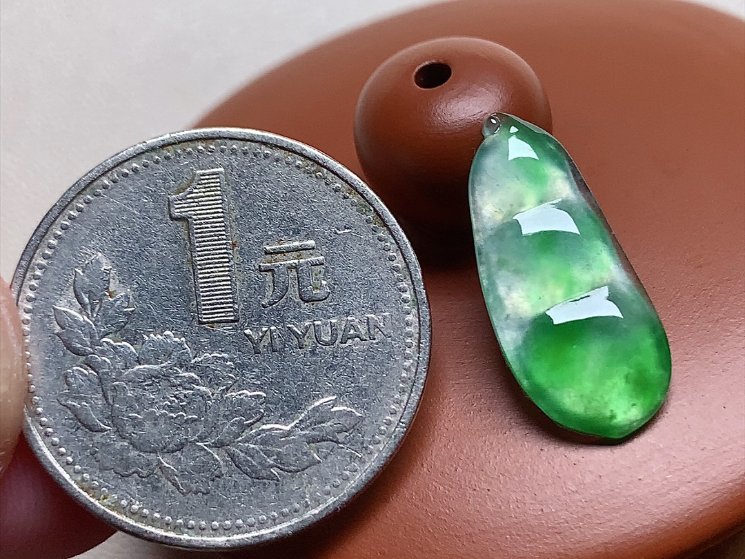 ️ 冰种阳绿福豆 色泽青翠漂亮，种水，无裂，尺寸20.4*9*2.3