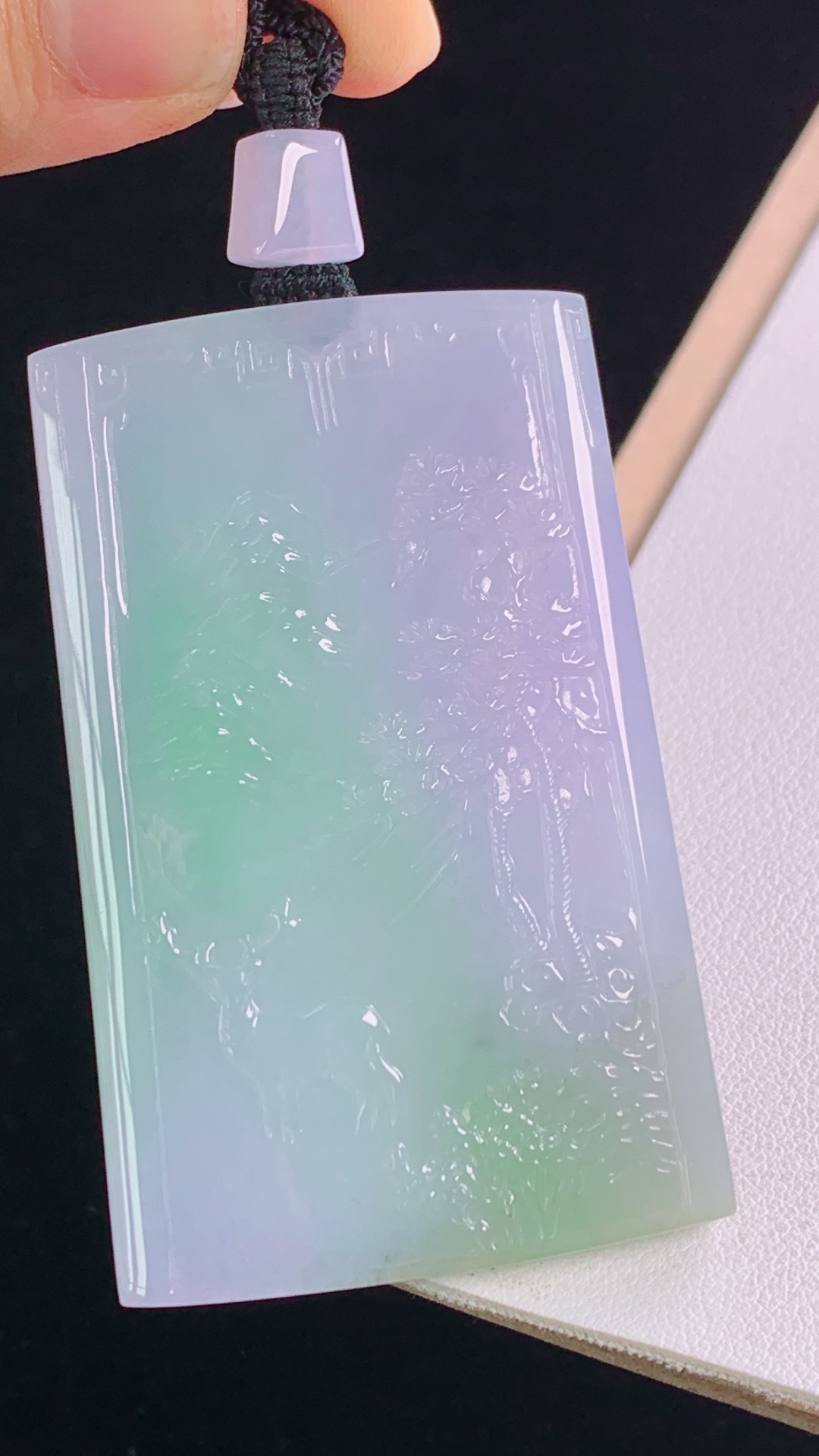 ️春彩山水牌，色泽丰富，底子细腻，无裂，尺寸71.8/60.9/5.2mm，编号4