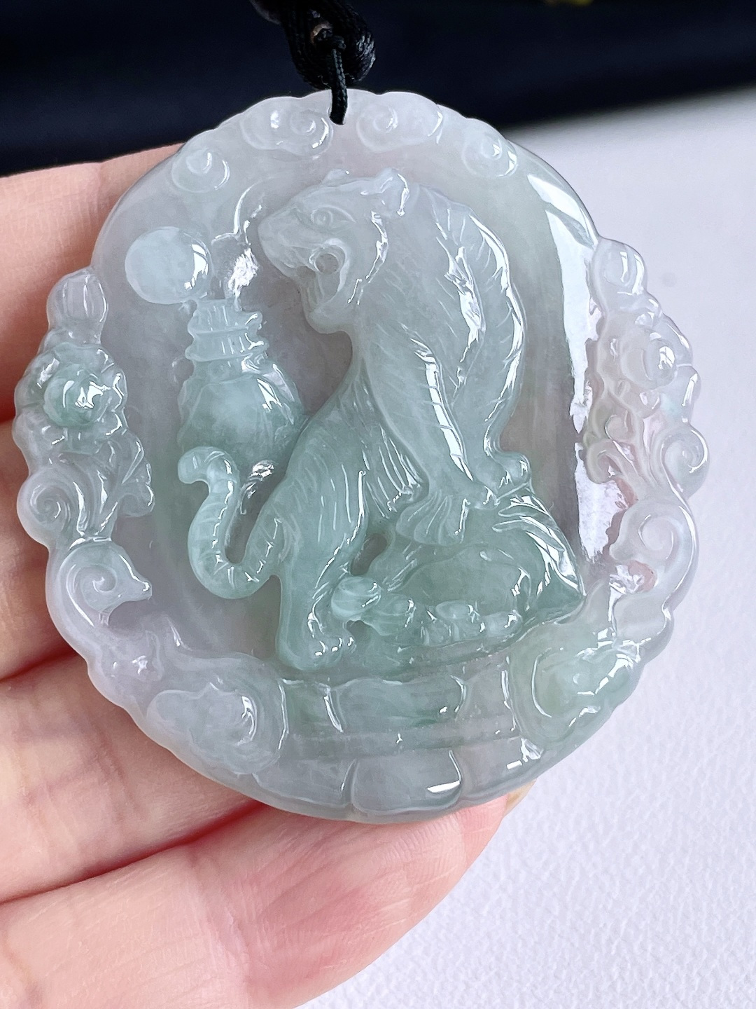 冰晴水生肖虎上山虎牌吊坠，缅甸，无裂，性比高，尺寸52.8/48.4/5.6，重量23.4克
