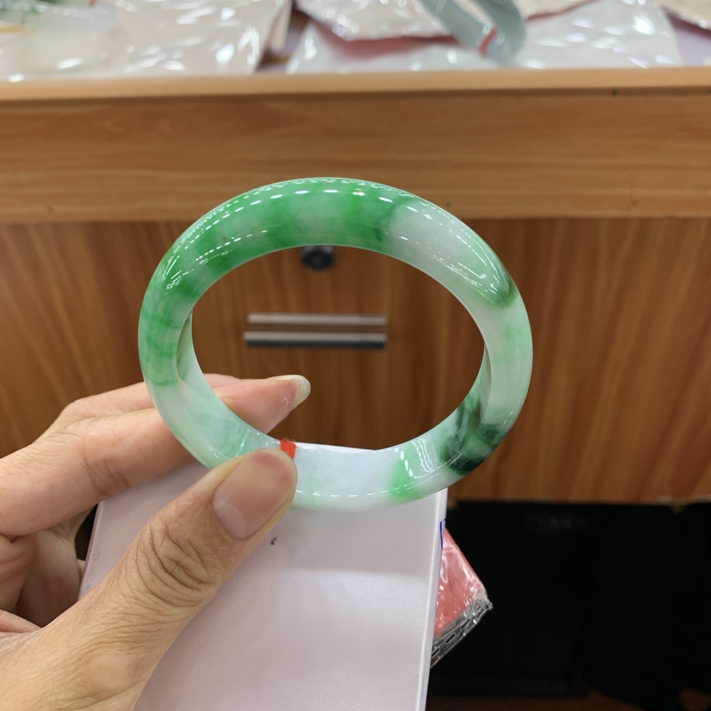 050629HT，飘绿正圈翡翠手镯，56.2-14.1-8.4