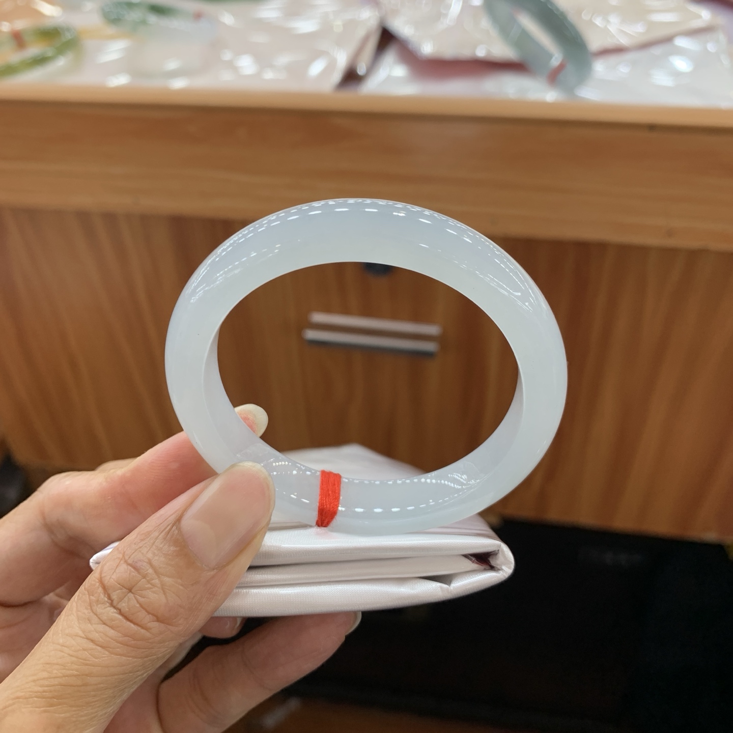 050618MMJ，冰蓝胶底正圈翡翠手镯，52.1-10.4-7.8