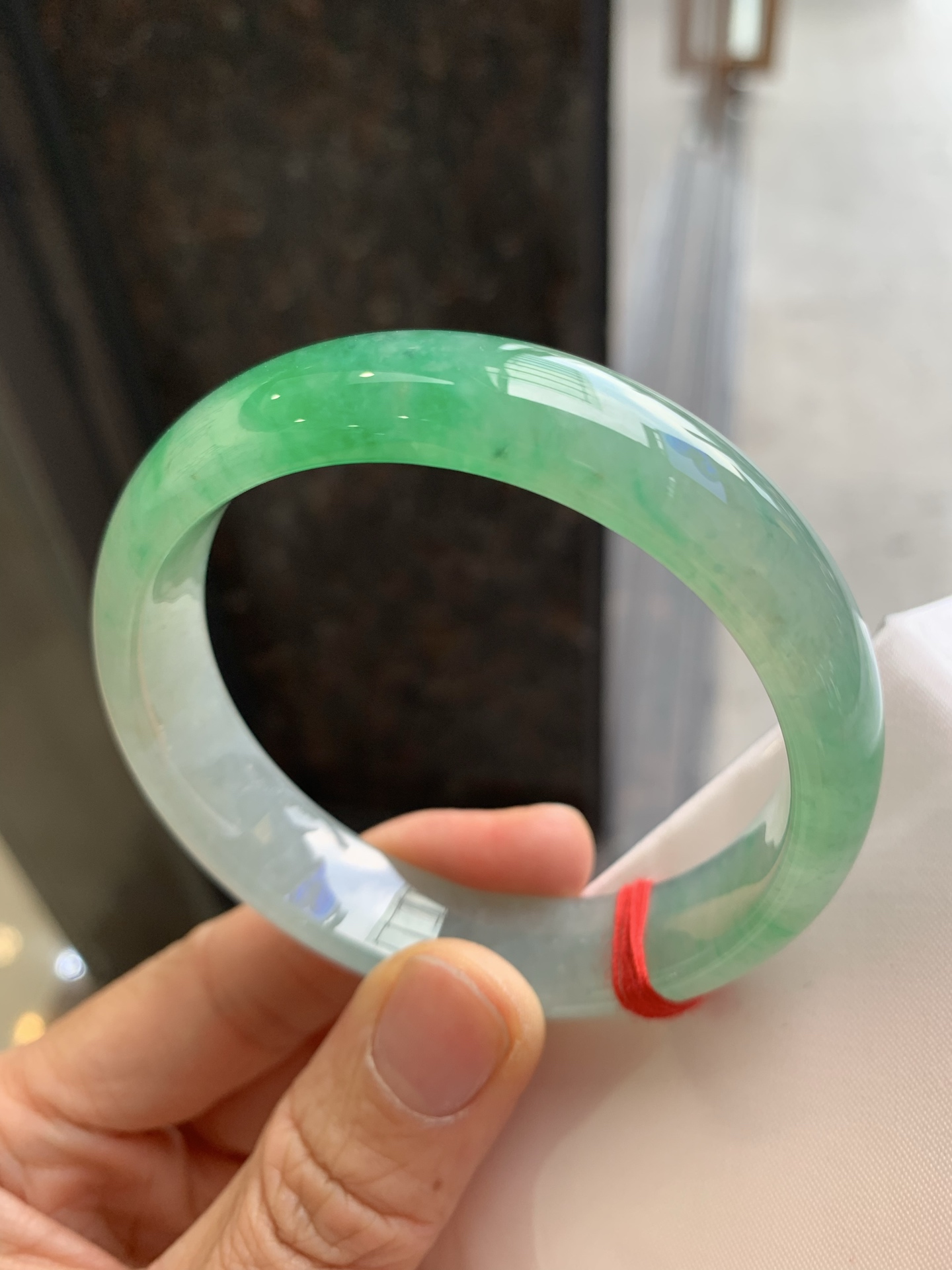 正圈冰种阳绿，无裂，尺寸：58/15/7.8