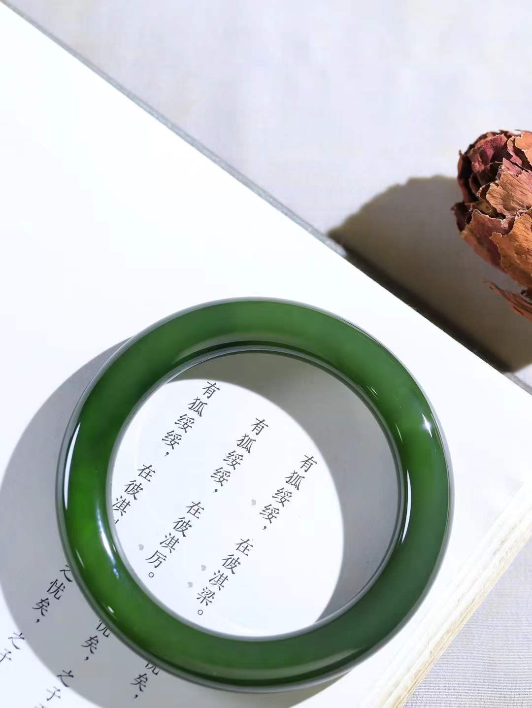 【碧波流转·手镯】

收藏级️和田玉碧玉圆条手镯，玉质细腻温润，手感舒适，️线条流畅，简约大气，美自天成，佩戴于腕间，婉约之美，举手投足间透出那份低调奢华，醉人心扉。
重62.2克 内径圈口56mm尺寸10.8-11.2mm  FDA-1350708