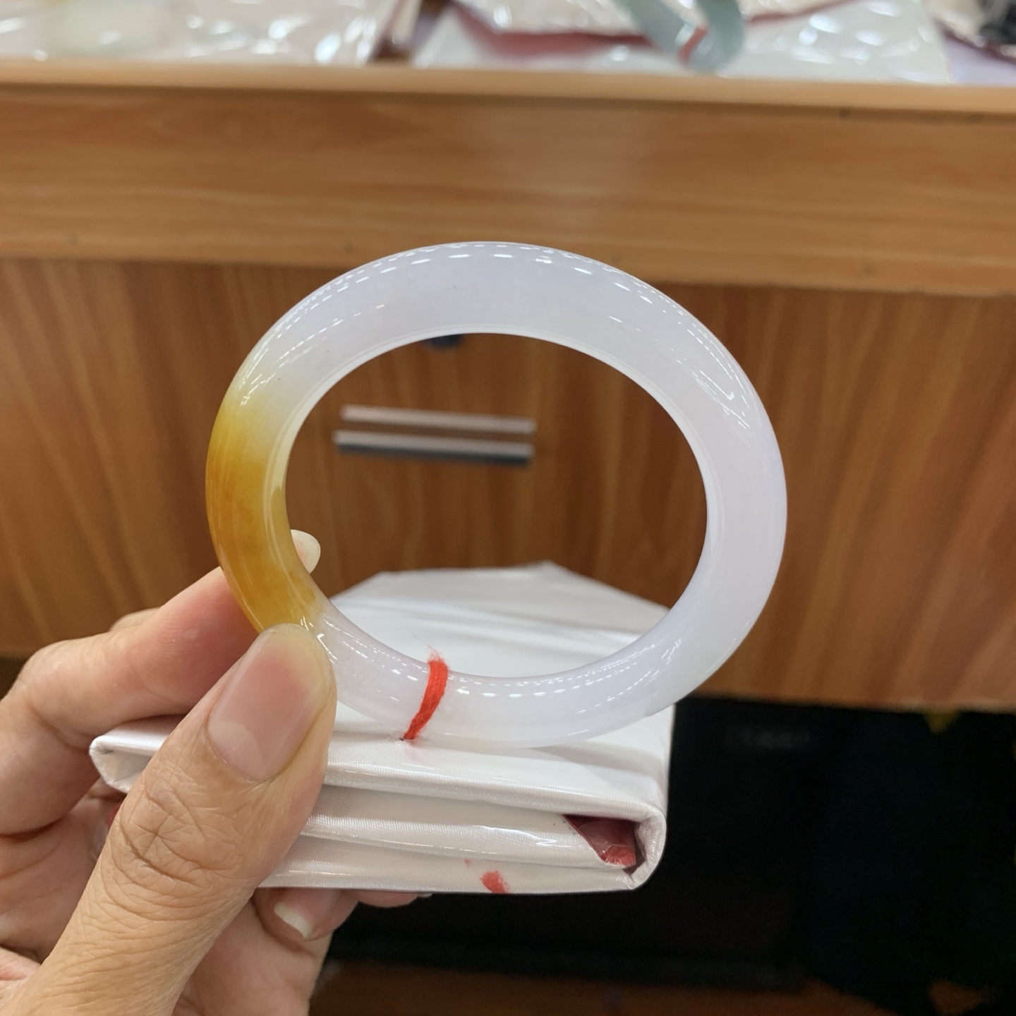050627JM，冰黄翡圆条翡翠手镯，52.1-9.5