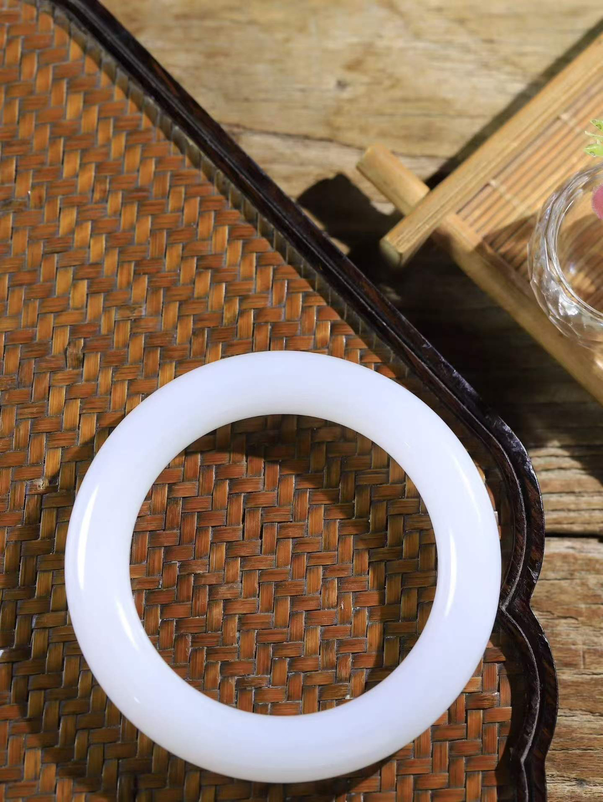 【腕间柔情.手镯】   

精品️和田玉白玉圆条手镯 玉质温润细腻 油性十足 古朴秀雅 轻抚岁月的栏杆软香温玉，腕间玉镯轻轻晃动，令人情动心间，撷一缕月末的芬芳，把心思铺陈，时光静美，惟有你最温柔。重76.6克   尺寸57-12.3-12.2mm  4650655A