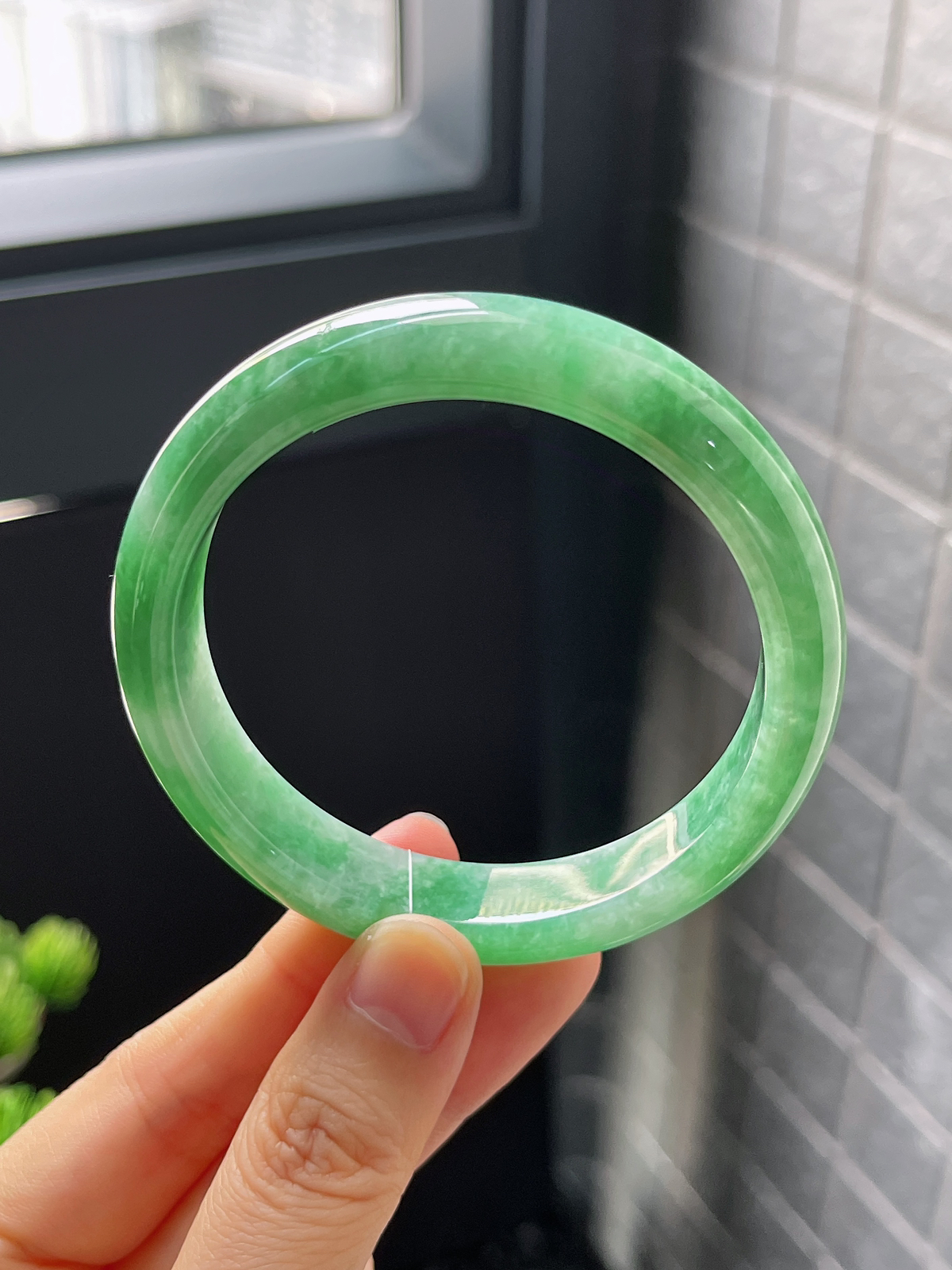 正圈56.3圈口，翡翠糯化种飘绿手镯