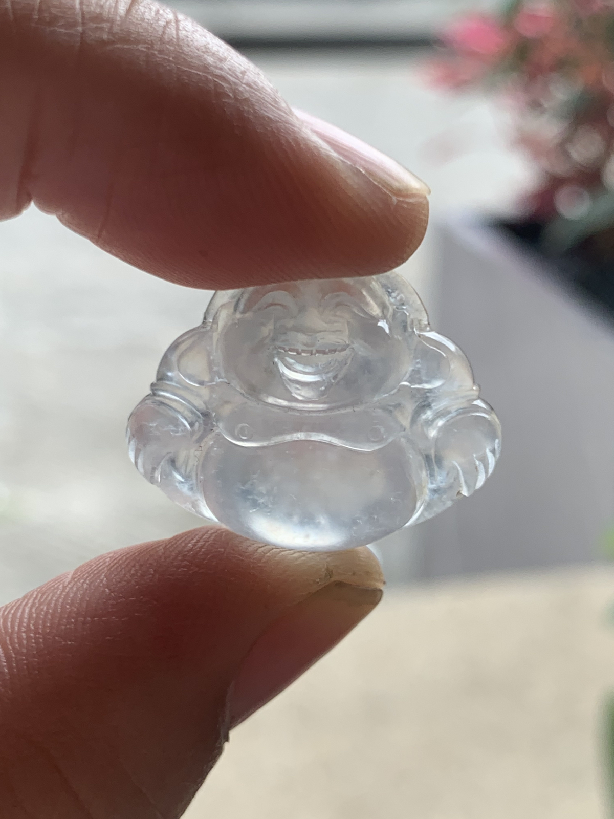 白冰弥勒佛公吊坠，裸石19.5*23.5*7 整体通透莹亮，胶感十足，光线穿透性极强，呈现出清透如水的玻璃光泽，底子干净细腻白皙。弥勒佛象征豁达乐观、福气满满、平安喜乐！