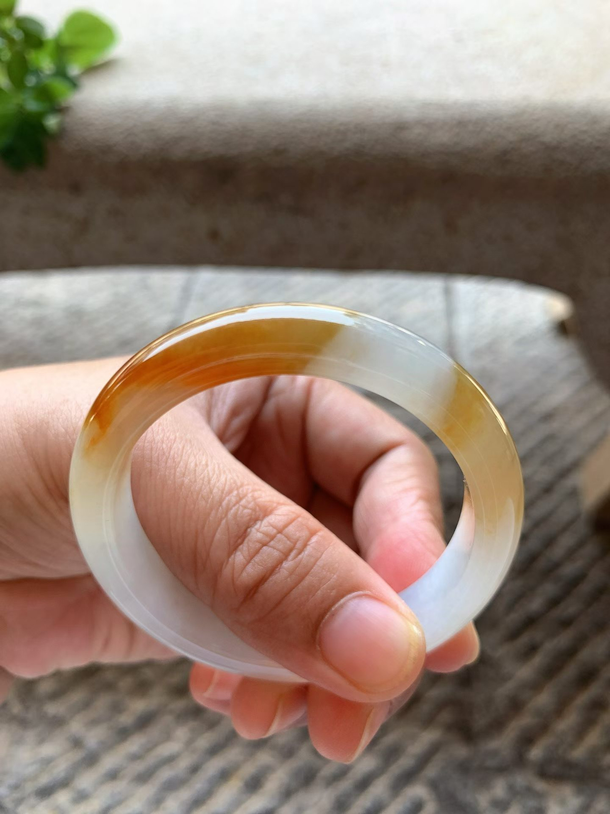 蜜糖黄翡正圈手镯尺寸50*11*7.5 种质细腻， 质地干净清爽，莹润光泽，色泽浓郁鲜亮，水头足，与冰白底色形成鲜明又和谐的对比，宛如天然晕染的“落霞”，也似流动的“蜜糖”，自带贵气感！