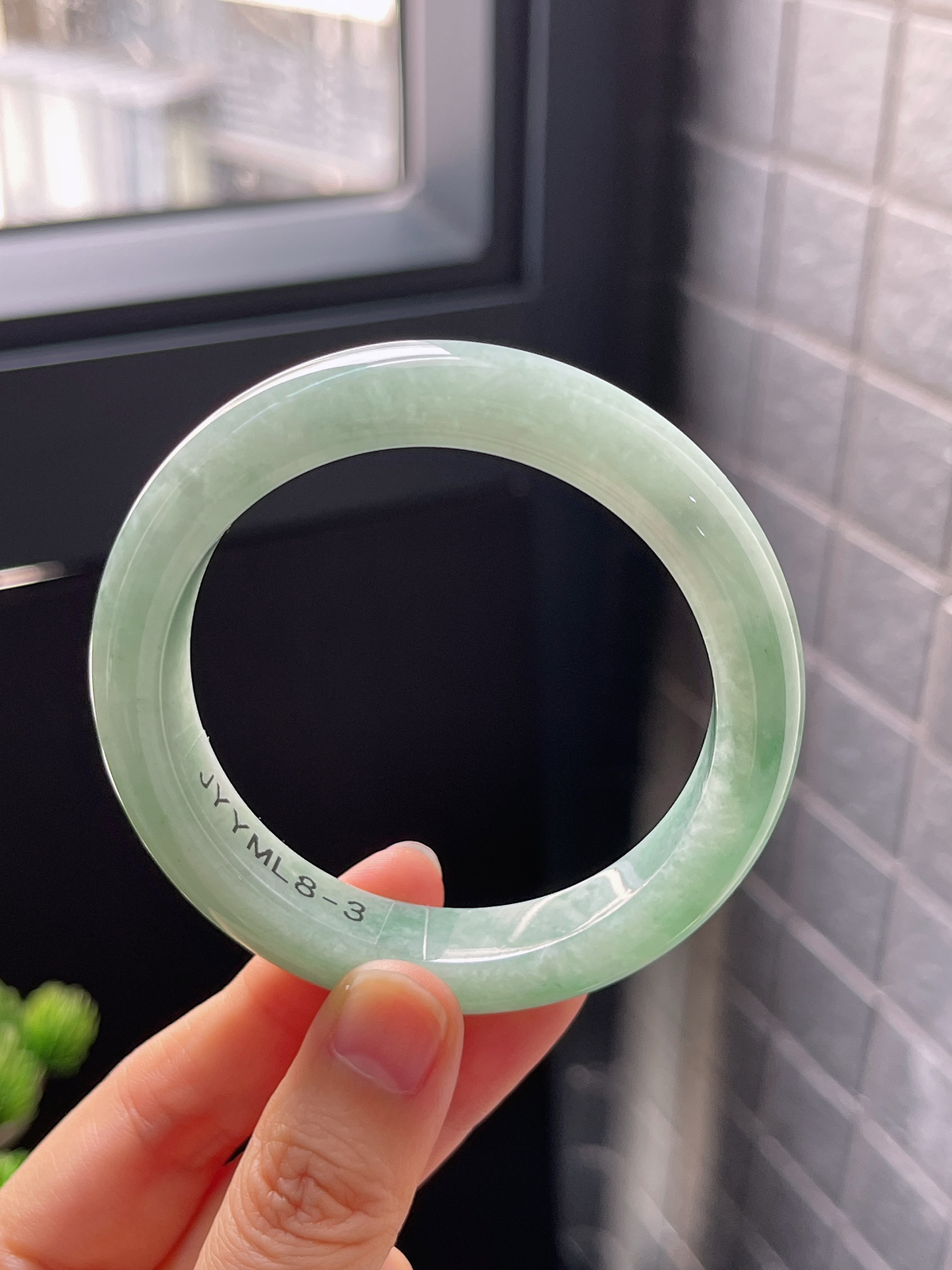 正圈54.2圈口，翡翠糯化种淡绿色手镯