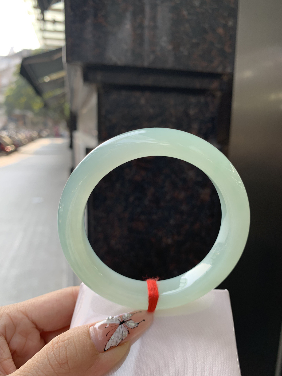 葡萄肉正圈，无暇。底妆冰润细腻，满圈葡萄肉甜美清新，鲜嫩多汁，水头好到快要溢出来