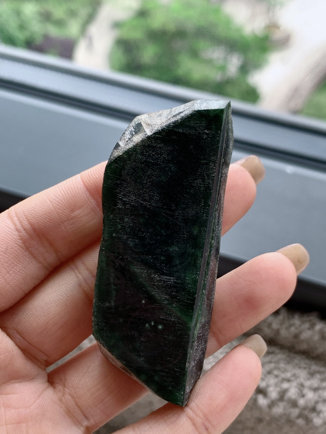 ️墨翠/牌子料/片料/立体料/特色料，可做牌子、人物、把玩件、山水、动物、花件……等推荐参考，67.8/25.1/13.5，62.9克，材料优选，墨色千重藏翠影，玉光一点破鸿蒙。像天地初开的混沌，墨色是未明的静，绿光是初生的灵，于一片沉暗中，开出独有的光华。板料厚实规整，质地坚韧，可做立体雕刻，让墨翠的层次感，在光影流转间尽显。