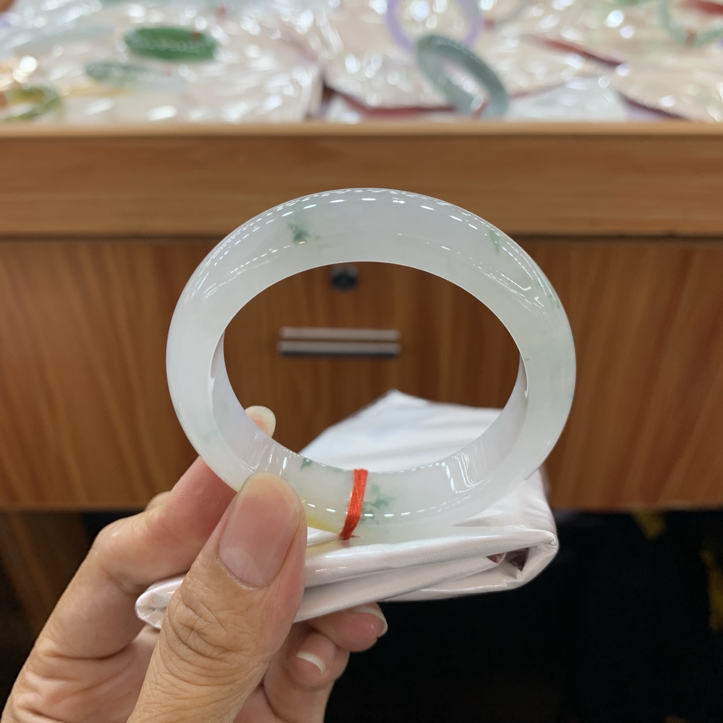 050636LJ，冰黄翡飘花正圈翡翠手镯，51.6/13.5/8.2