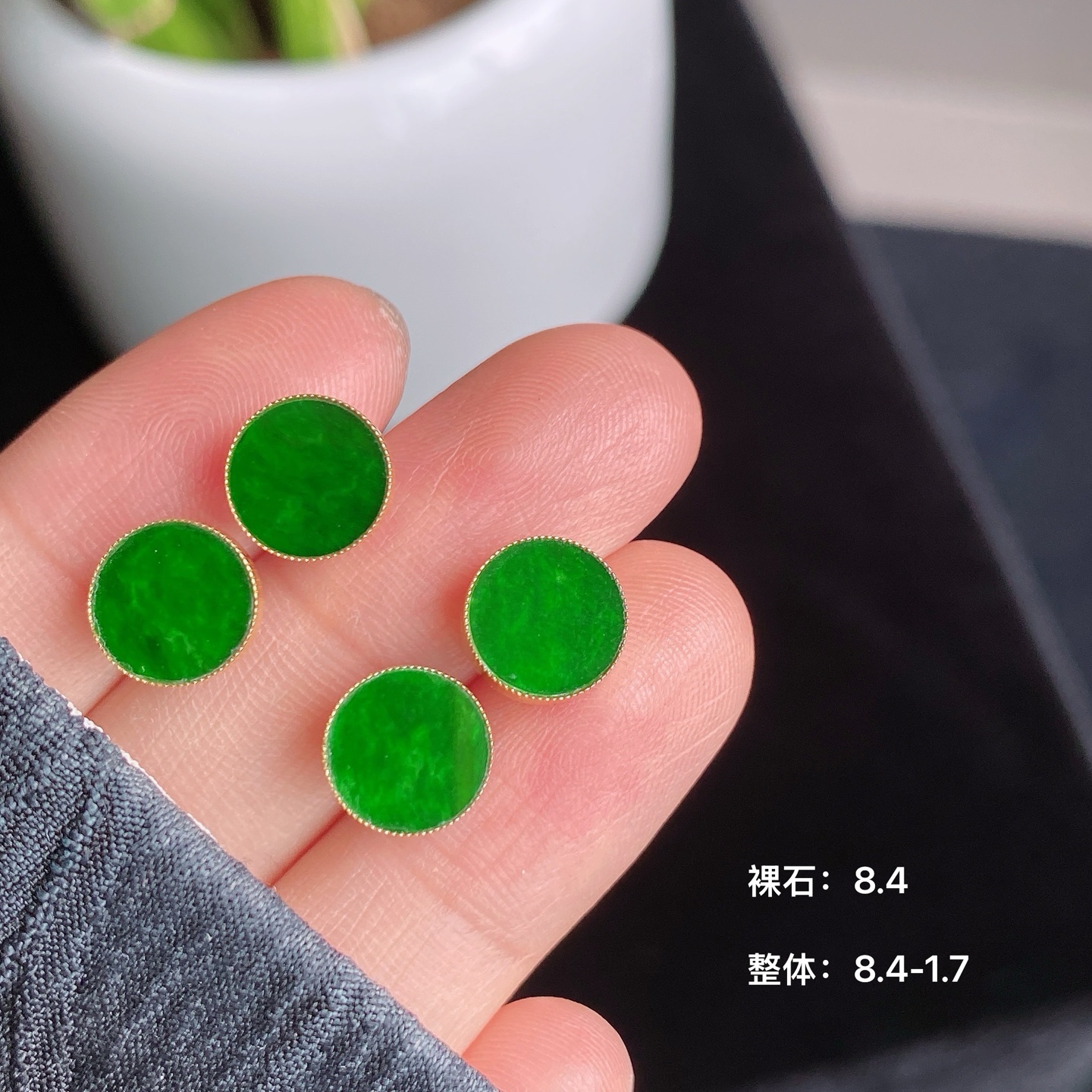 辣绿无事牌耳钉 一对️ 辣绿色调超显眼，质地细腻 18K金镶嵌，简约精致 尺寸如图一  实物更美～