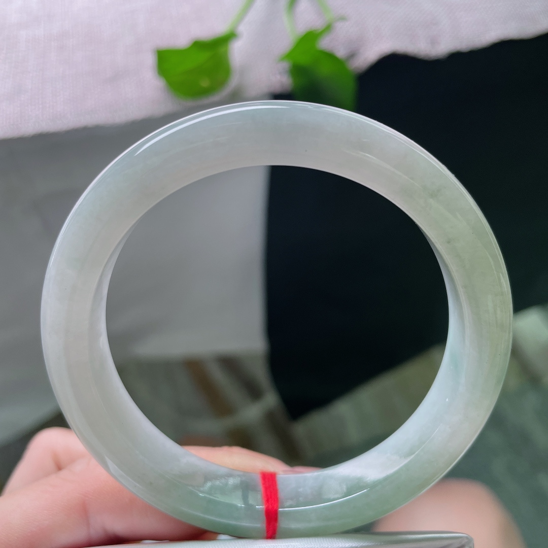 59.7/11.2/8.7，浅绿底正圈，水头好，质地温润细腻，百搭不张扬，一点皮纹，ss52897a
