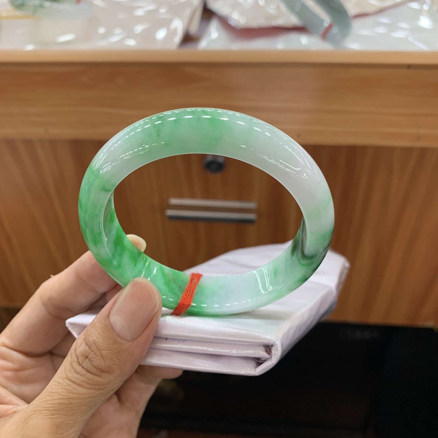 050629HT，飘绿正圈翡翠手镯，56.2-14.1-8.4