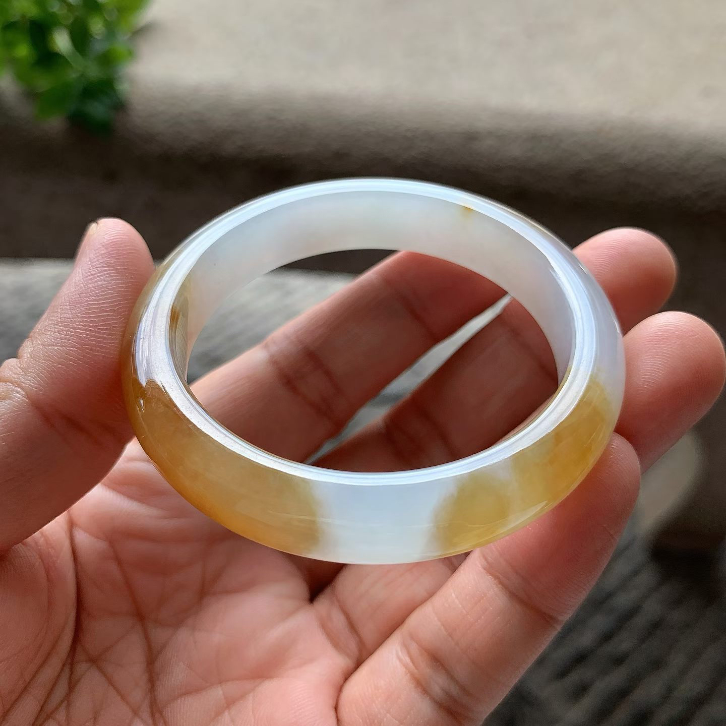蜜糖黄翡正圈手镯尺寸50*11*7.5 种质细腻， 质地干净清爽，莹润光泽，色泽浓郁鲜亮，水头足，与冰白底色形成鲜明又和谐的对比，宛如天然晕染的“落霞”，也似流动的“蜜糖”，自带贵气感！