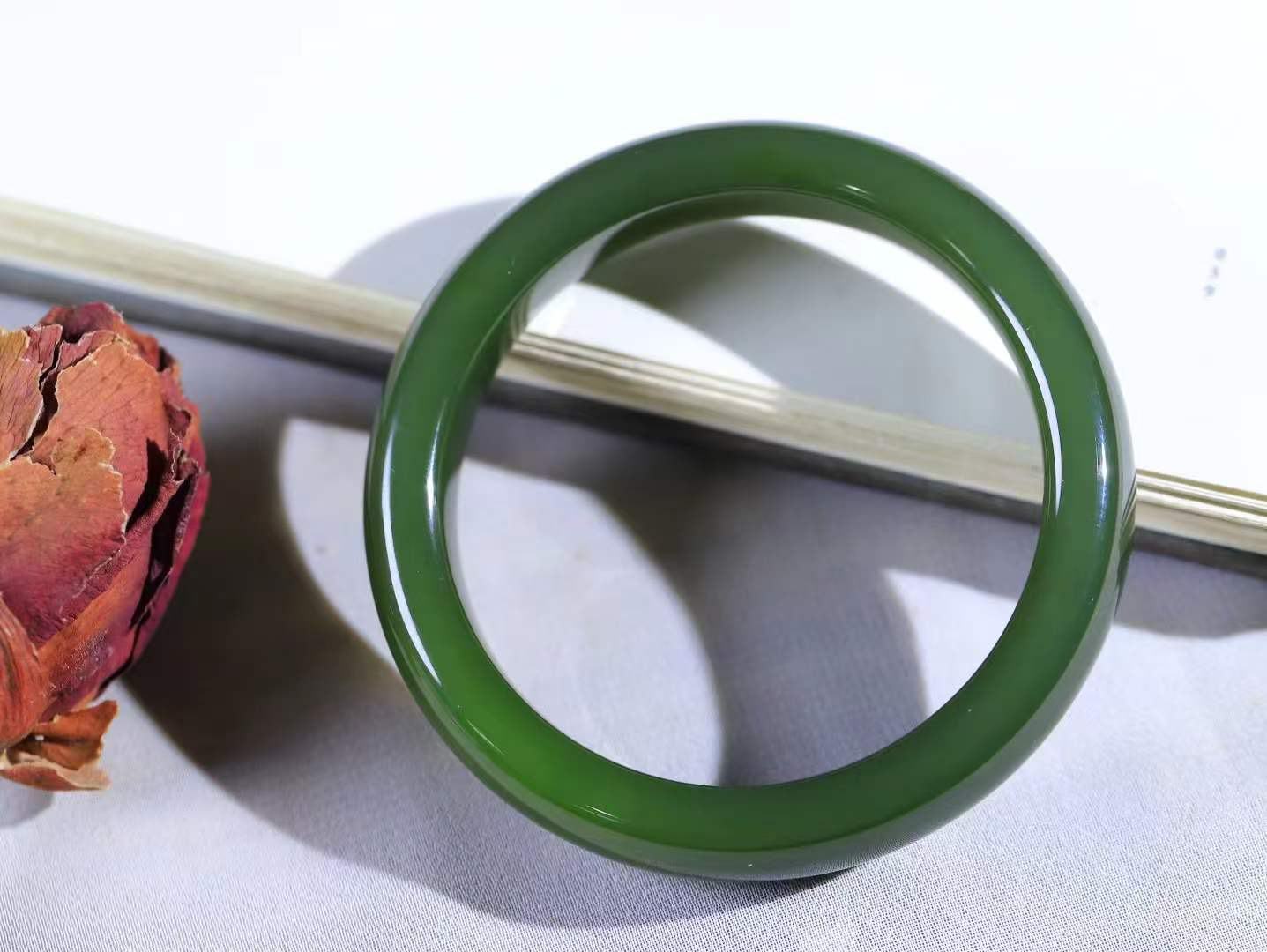 【悠悠芳华.镯】

精品和田玉碧玉手镯 玉质温润 青葱岁月，尽收腕中，婉转流畅，凝岁月悠长。盈一