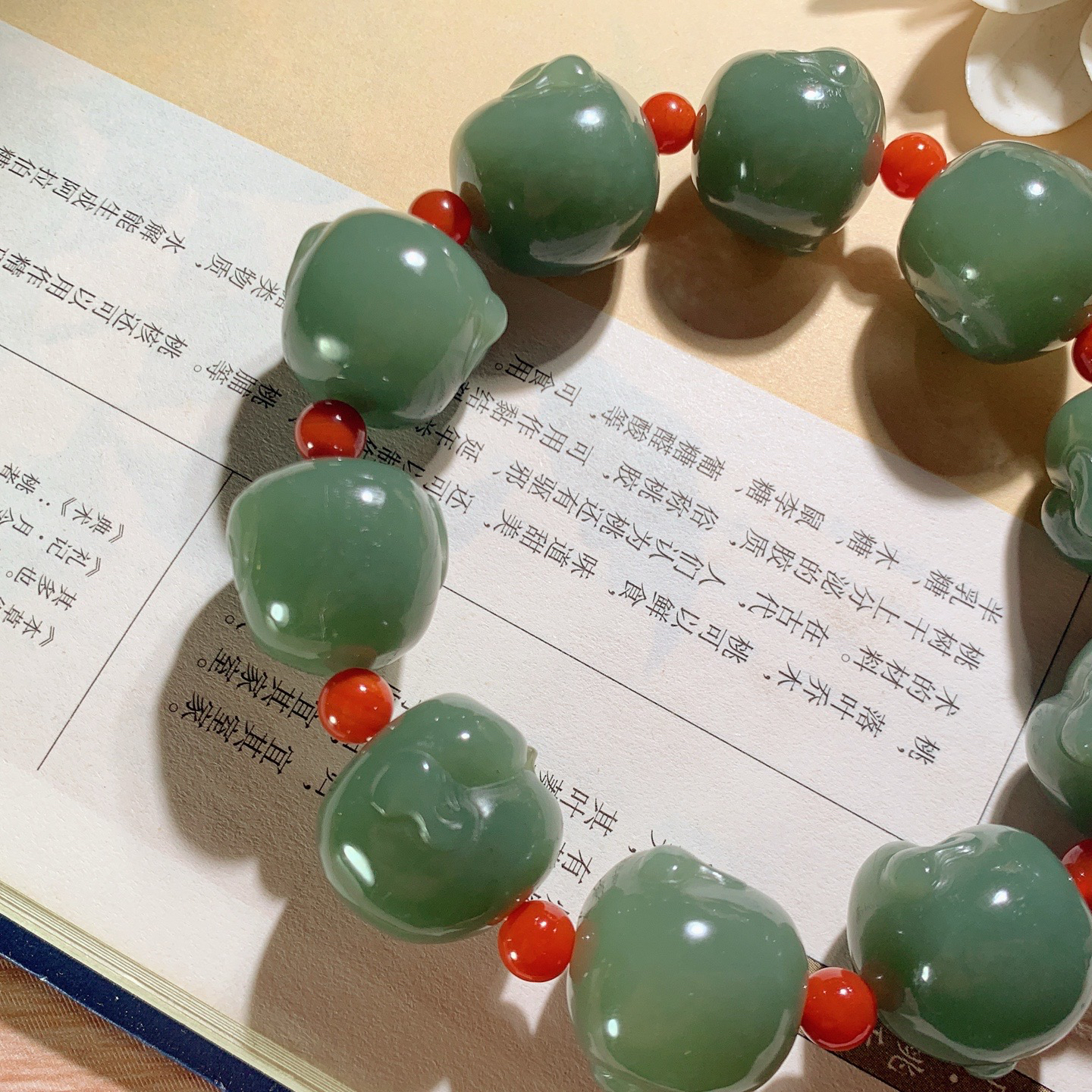 l新疆且末蓝佛引福来佛头手串。单颗尺寸20重117.5克 玉质细腻油润 底色纯净 脂粉好，品质好。lt260507