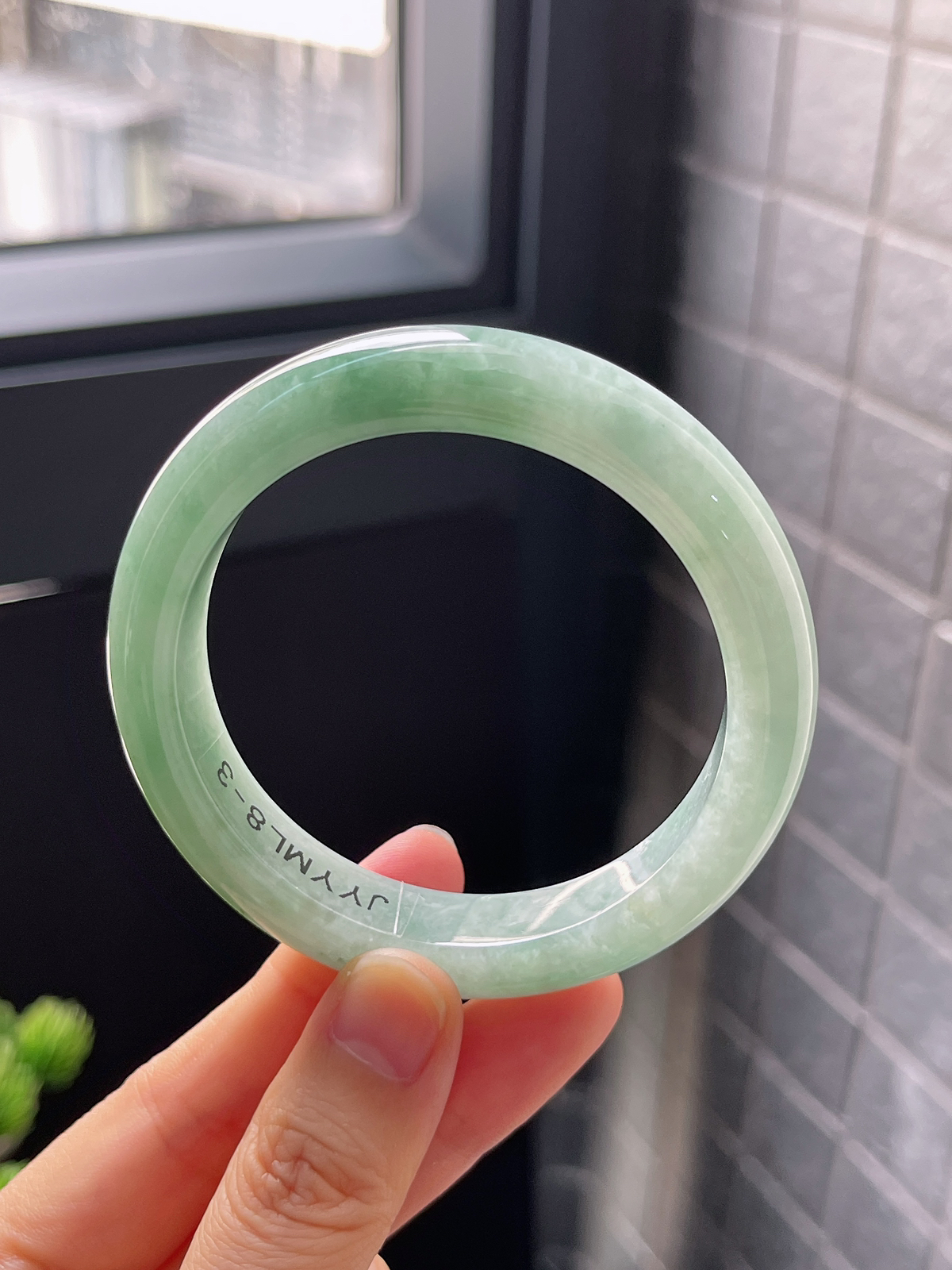 正圈54.2圈口，翡翠糯化种淡绿色手镯