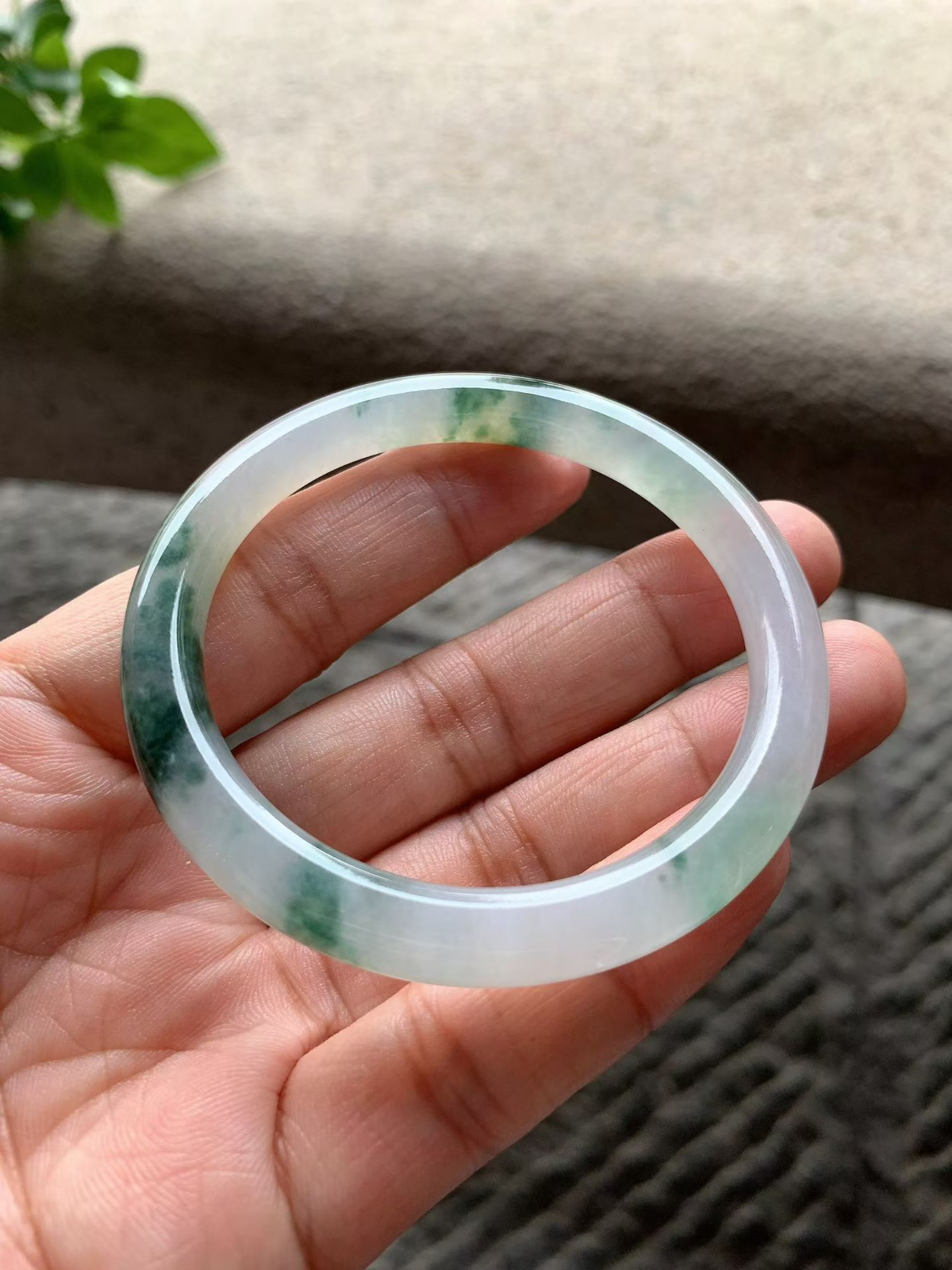 飘绿花圆条手镯尺寸53*7.5*7.8 老种通透，纯净细腻，水润光泽，绿花灵动飘逸，局部飘微黄翡，上手轻盈秀气！