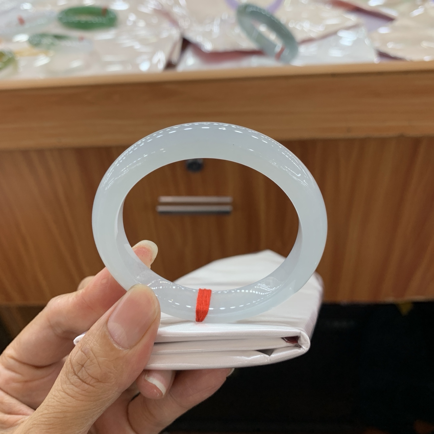 050618MMJ，冰蓝胶底正圈翡翠手镯，52.1-10.4-7.8