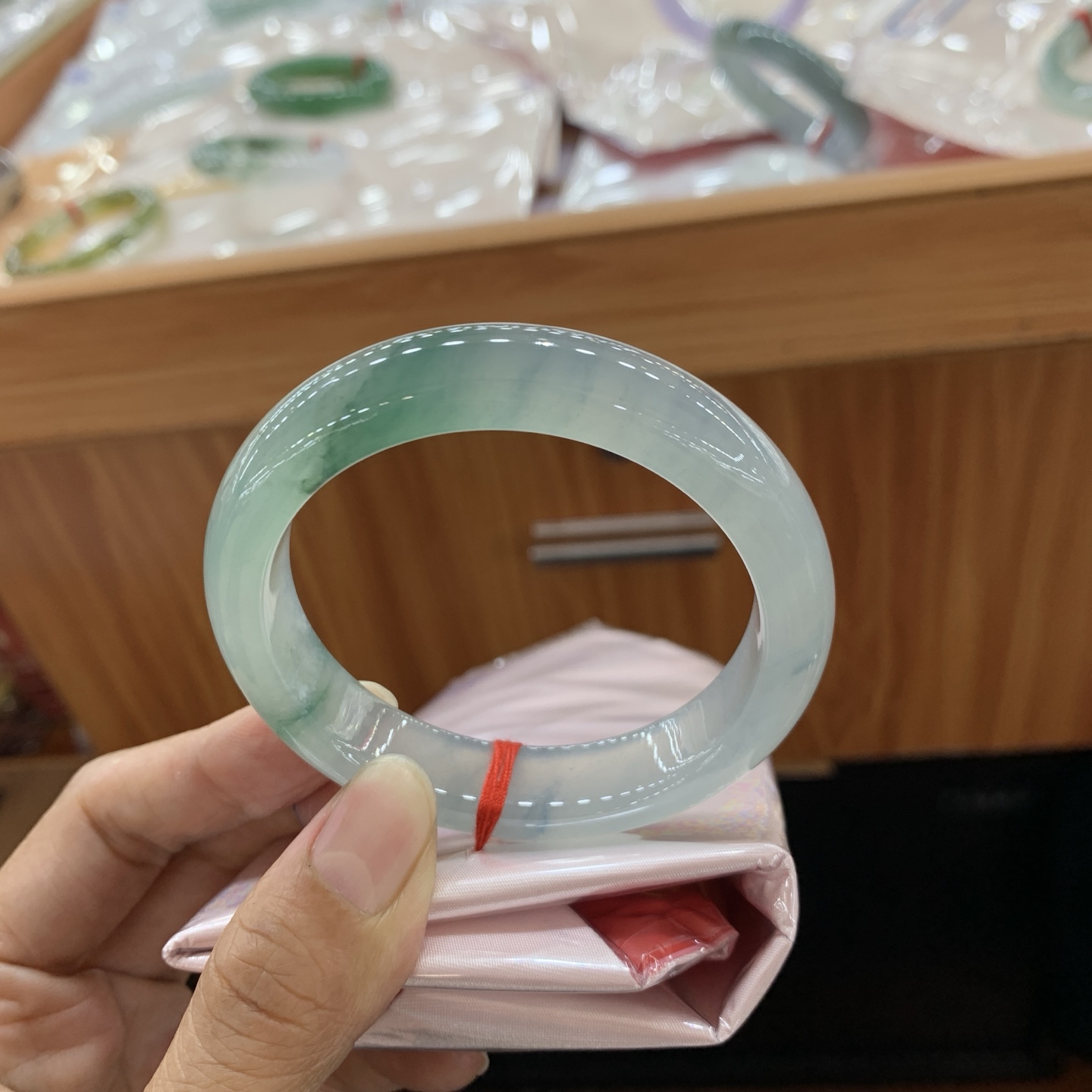 050643HT，冰飘花正圈翡翠手镯，55.6-12.5-8.6