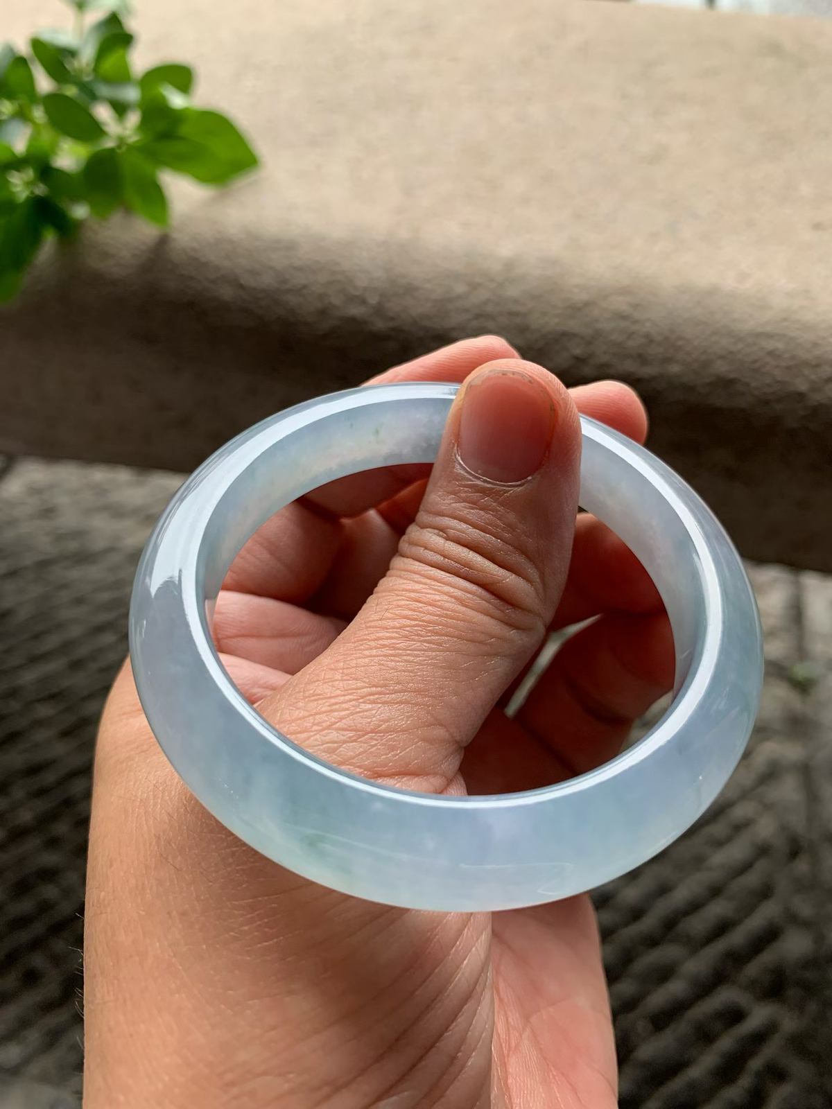 冰紫飘花正圈手镯尺寸54*11.5*8.5 老种通透，冰凝水足，胶感十足，底色柔和清冷，微花灵动飘逸，上手端庄大气！