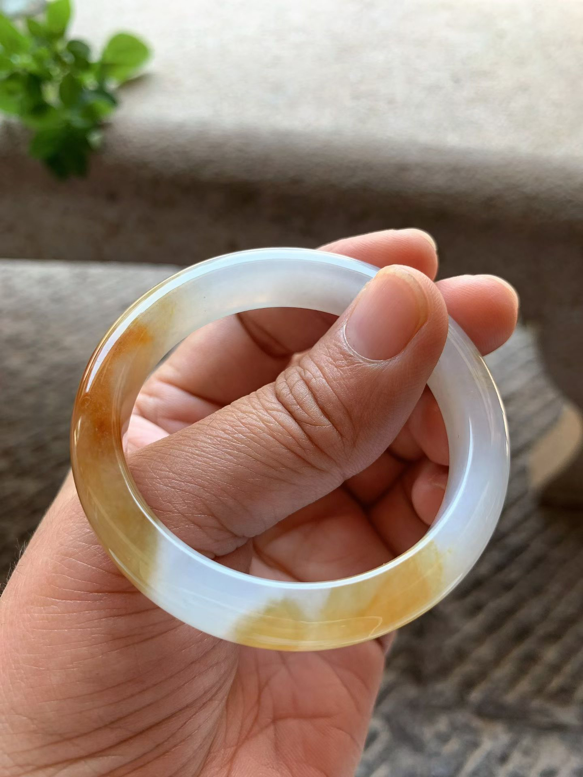 蜜糖黄翡正圈手镯尺寸50*11*7.5 种质细腻， 质地干净清爽，莹润光泽，色泽浓郁鲜亮，水头足，与冰白底色形成鲜明又和谐的对比，宛如天然晕染的“落霞”，也似流动的“蜜糖”，自带贵气感！