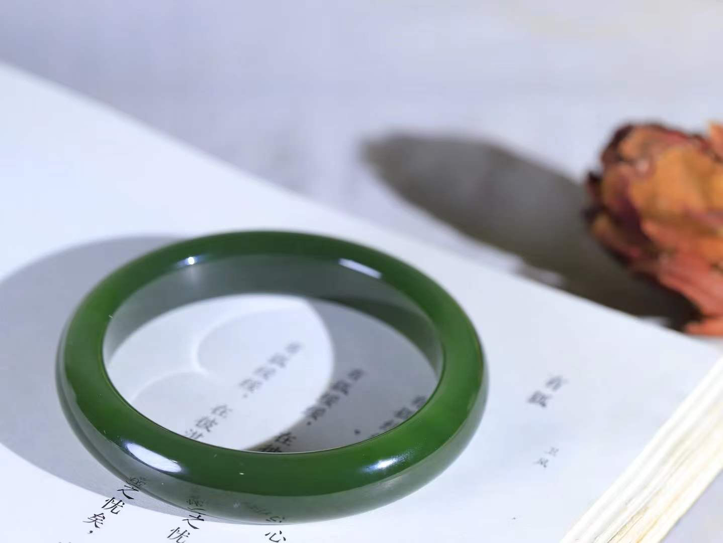【悠悠芳华.镯】

精品和田玉碧玉手镯 玉质温润 青葱岁月，尽收腕中，婉转流畅，凝岁月悠长。盈一眸恬淡，挽一抹绿意。重45.7克 内径53mm尺寸11.7-8mm   8650755A
