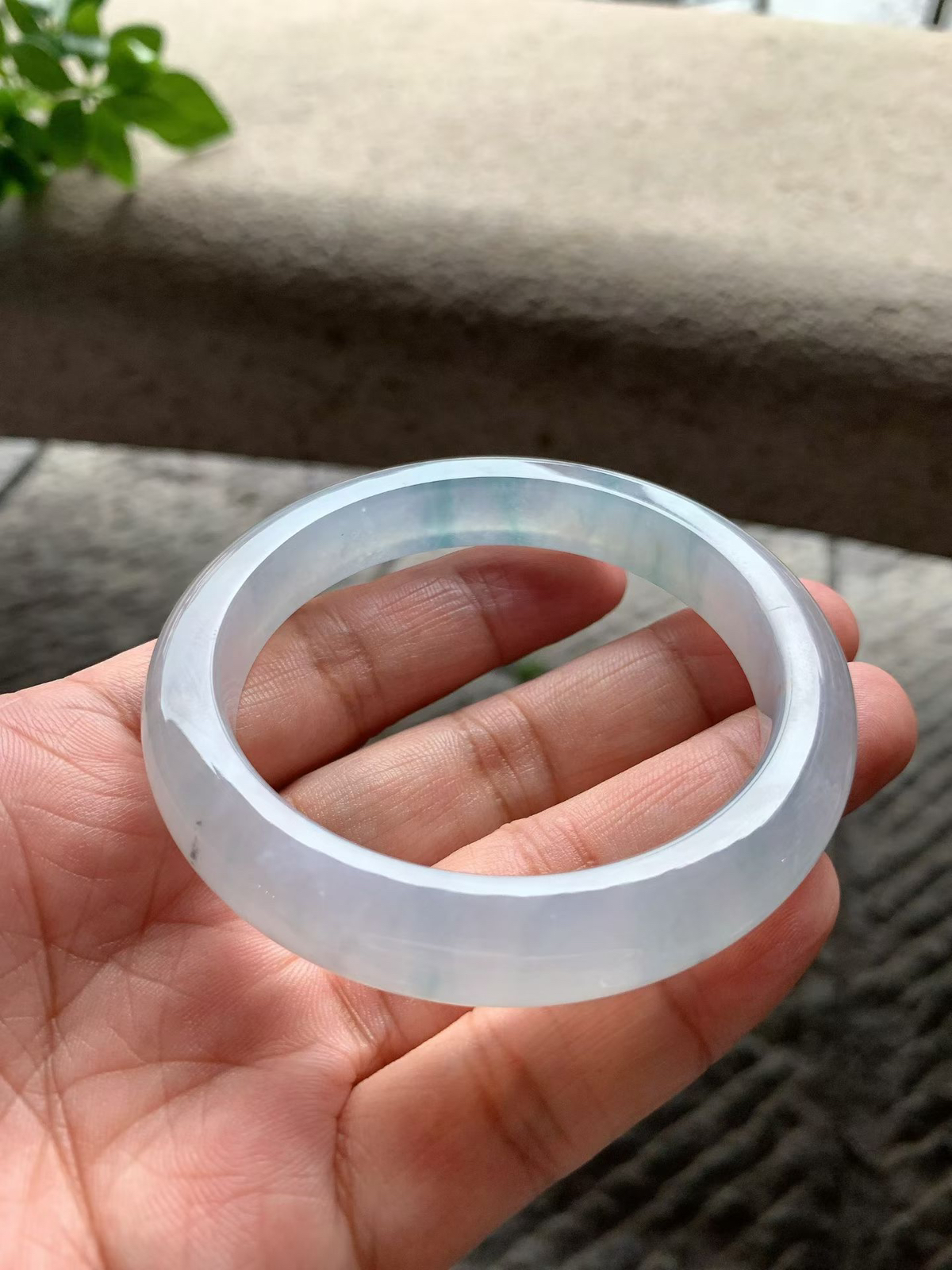 冰飘花正圈手镯尺寸56.5*10.5*9 老种，冰清透亮，水足充盈，起光起胶，花色灵动飘逸，微紫调，上手韵味十足！