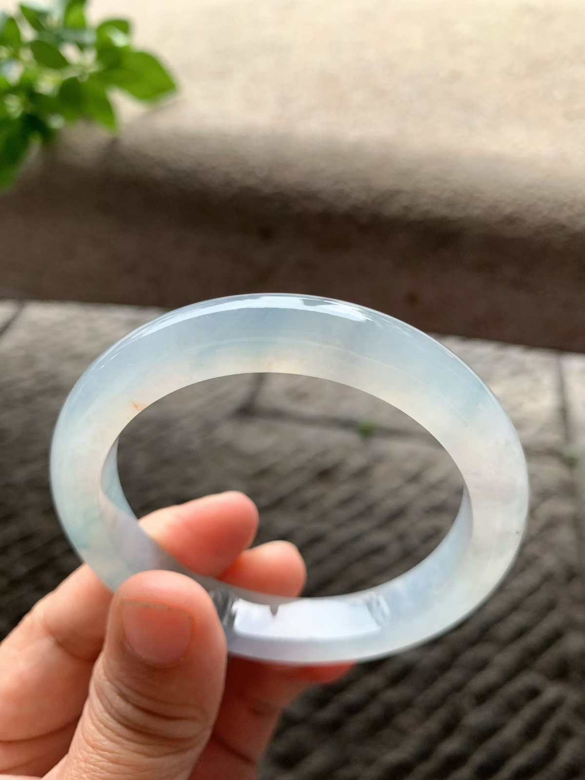 冰飘花正圈手镯尺寸56.5*10.5*9 老种，冰清透亮，水足充盈，起光起胶，花色灵动飘逸，微紫调，上手韵味十足！