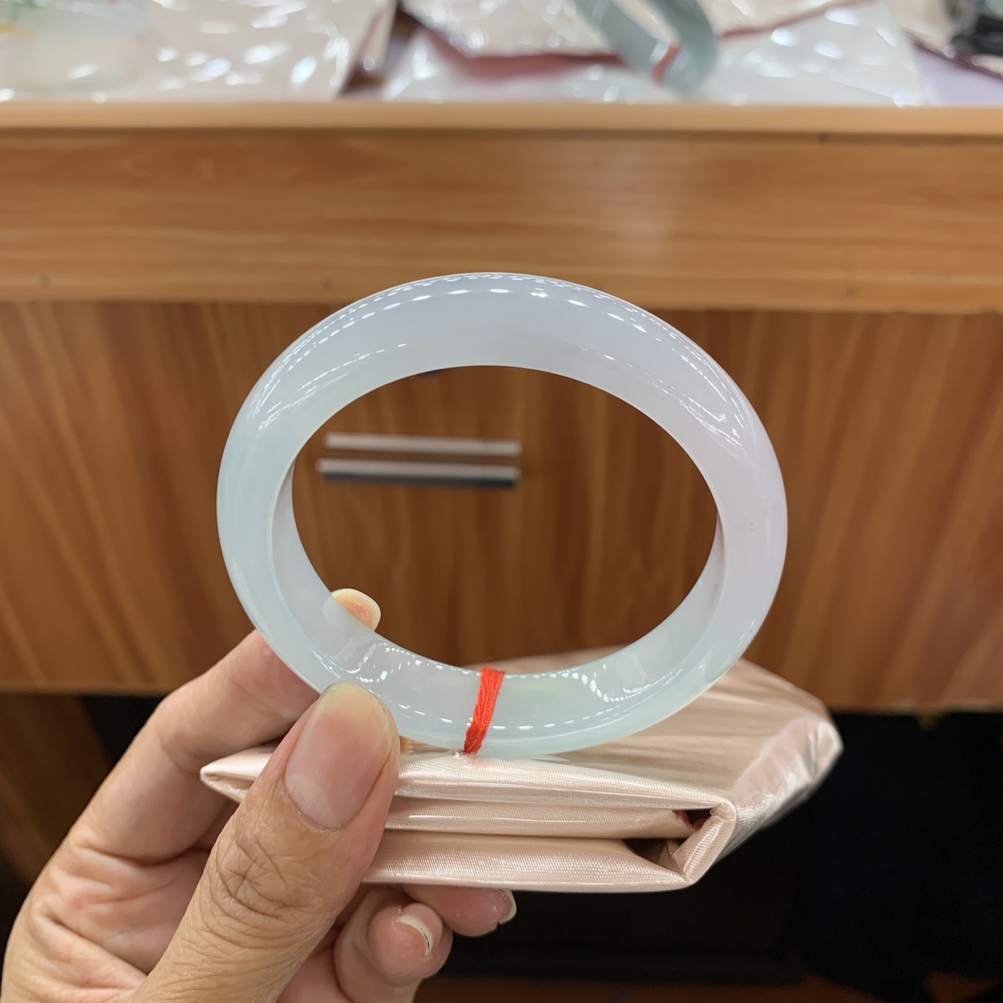 050625MMJ，冰绿底正圈翡翠手镯，55.2-12.4-8